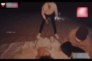 【暴力强上轮奸】女孩千万别一个人走夜路，4个腹肌男带到沙滩上轮流插，嘴巴也不放过，全程惨叫射完就扔了  背景图片