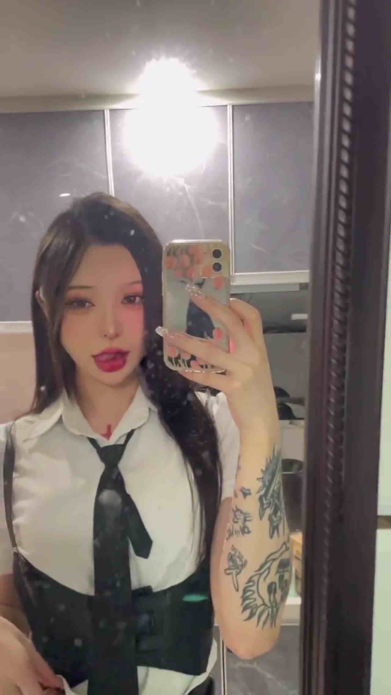  慎入 骚气满点的美女酷档里藏了个巨兽 的剧照5