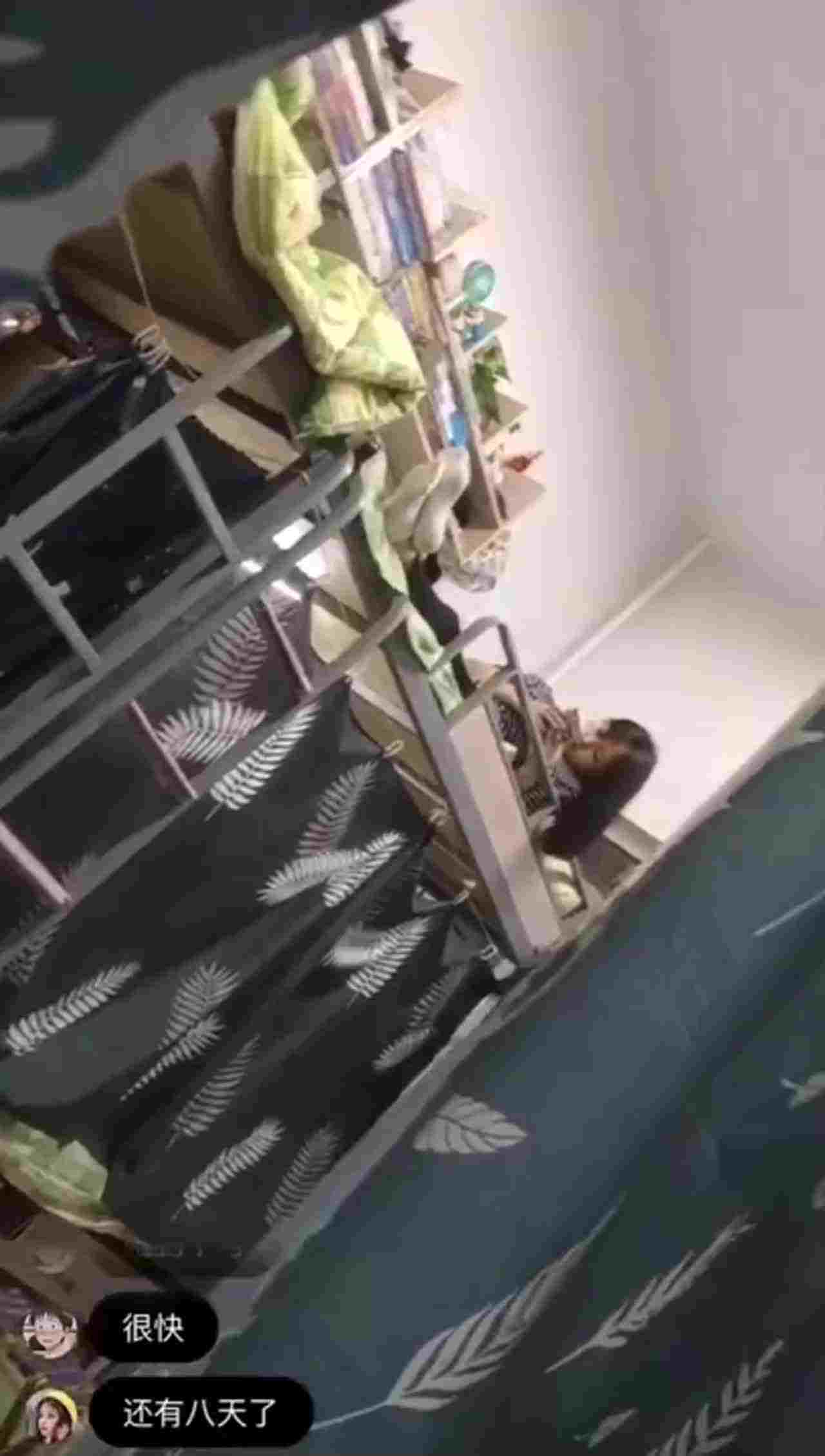  【出卖同学】妹子还不起高利贷被逼直播女室友换衣抵债 的剧照1