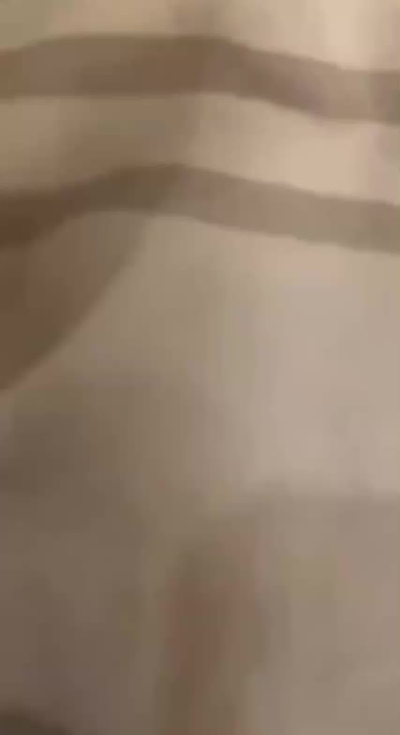  大四学姐在开学第一天先下手为强，主动掰开骚穴让学弟享受 的剧照1