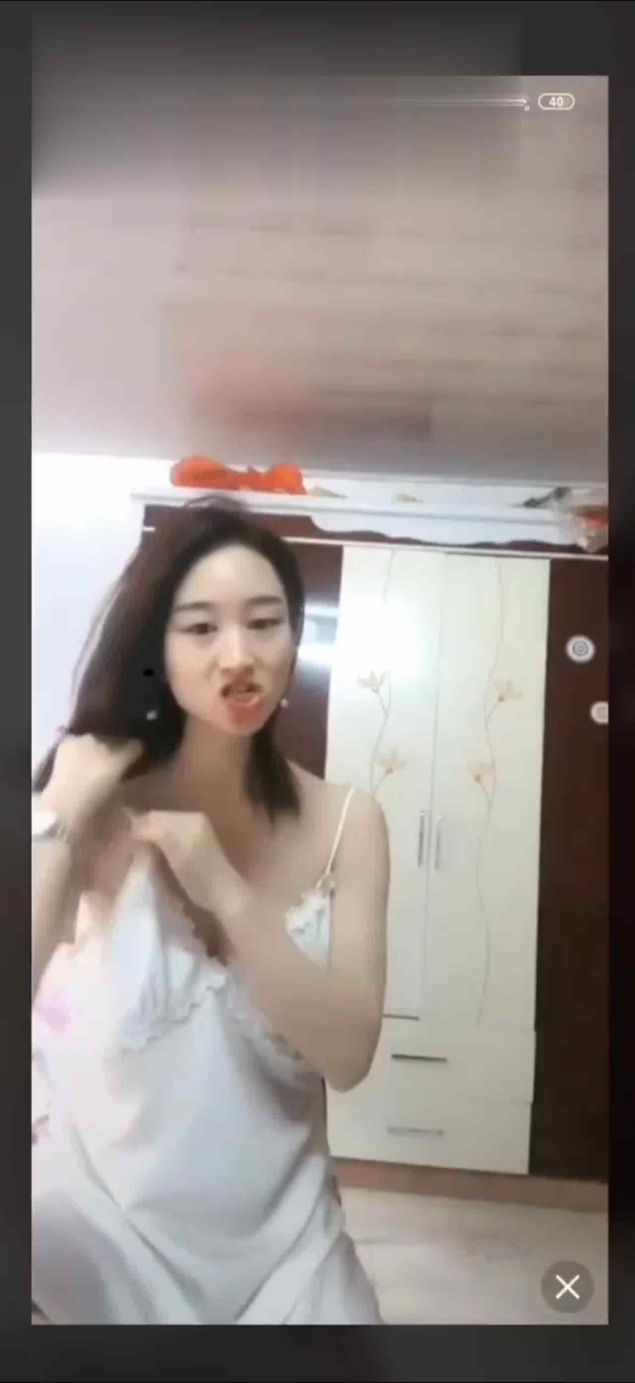  抖音走光系列-故意露奶 的剧照1