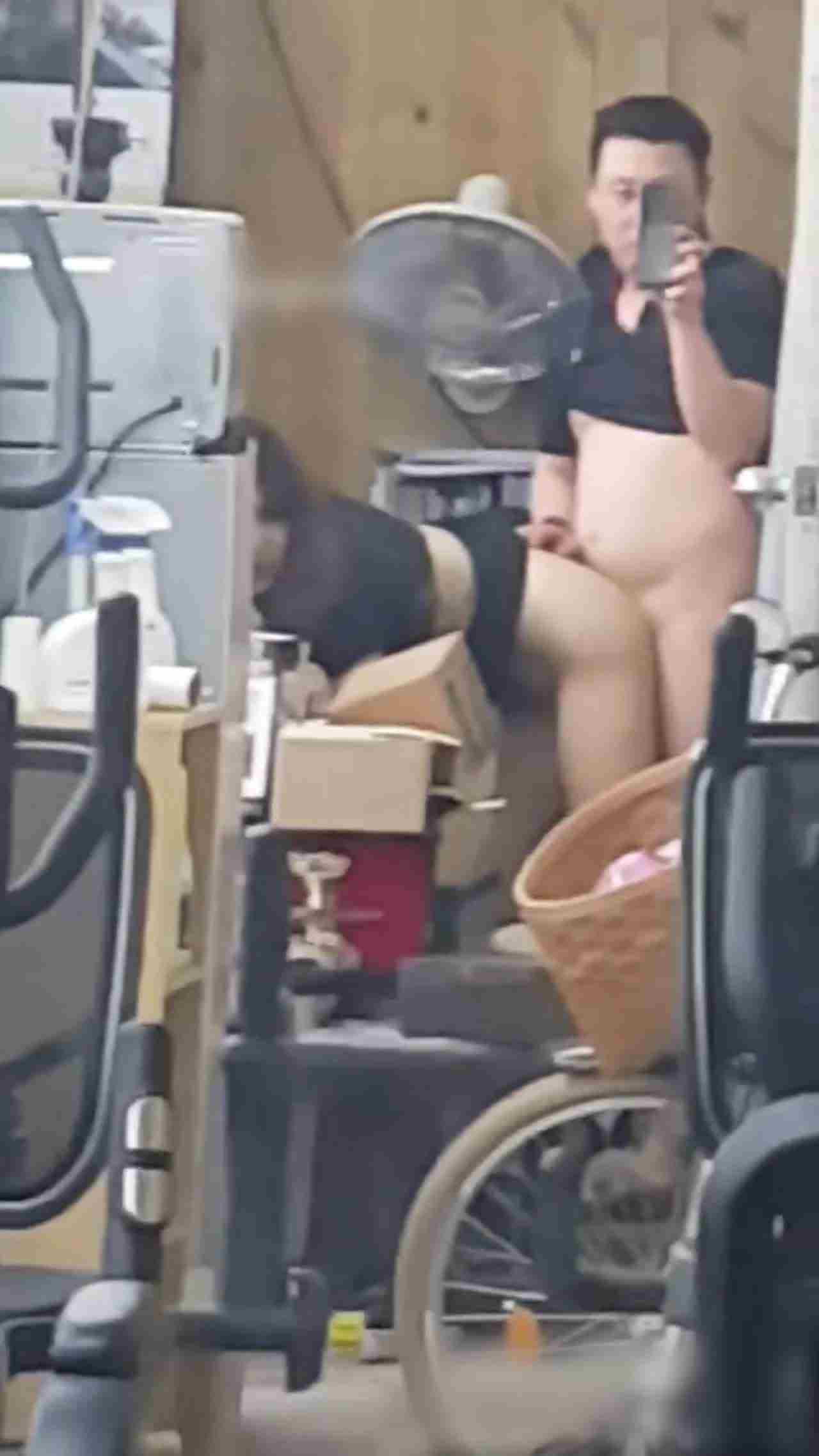  健身房老板和女员工休息室一直操 的剧照1