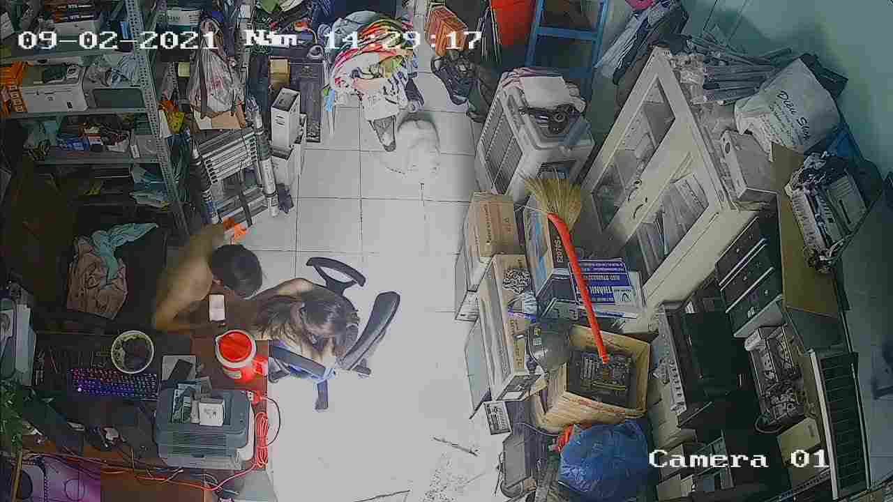  黑客破解网络摄像头监控偷拍 电器维修点小夫妻在门店里啪啪老公貌似还拿手机自拍 的剧照1