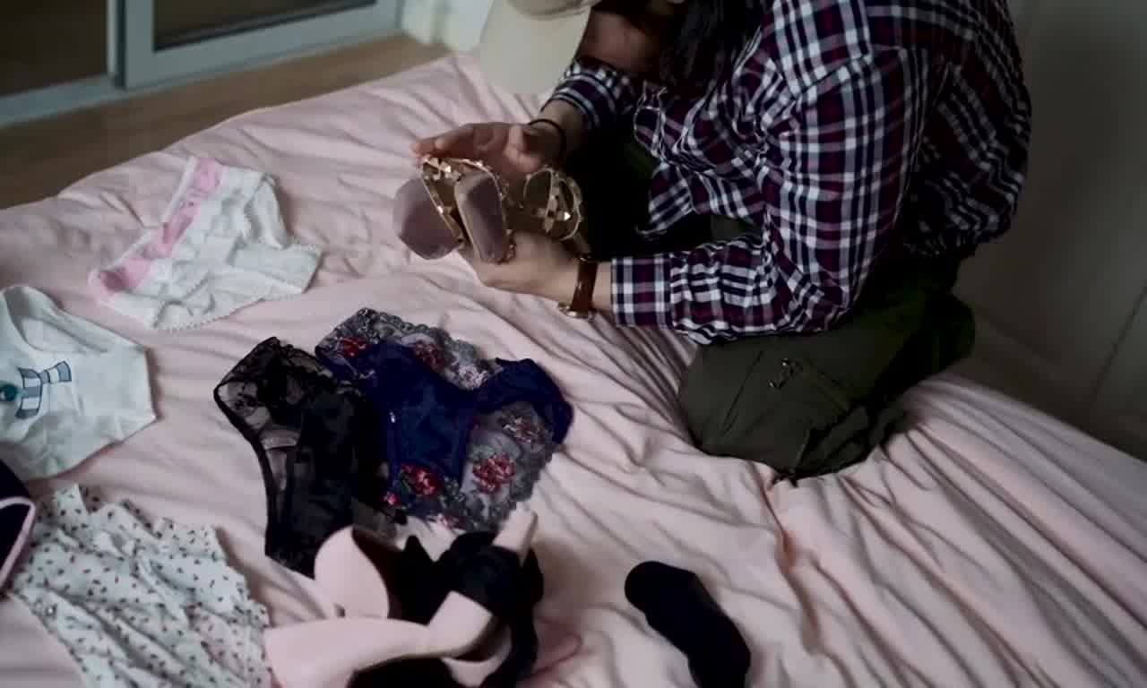  变态恋物狂维修工偷配钥匙潜入美女家中偷内裤强奸 的剧照3