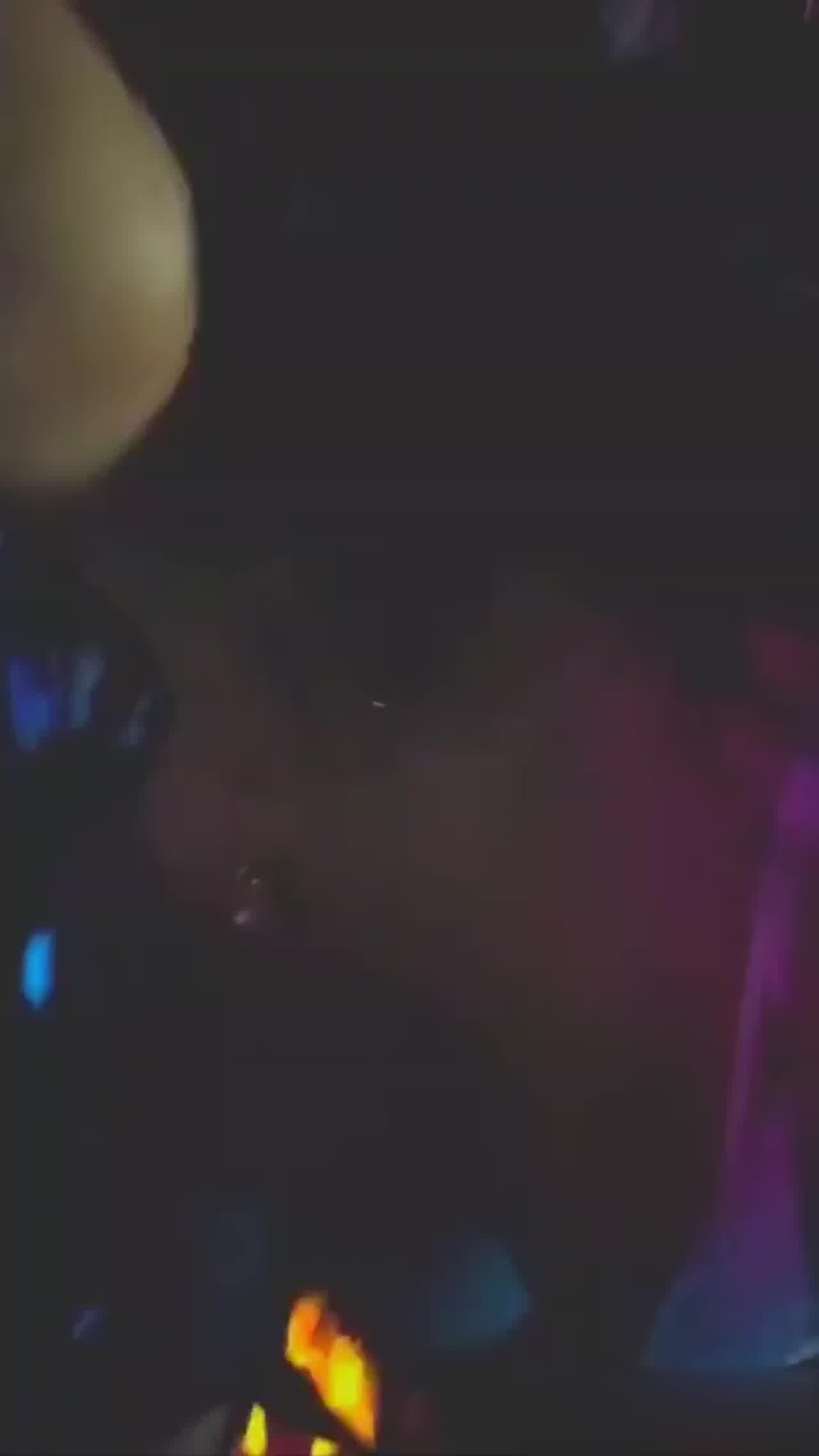  跑去夜店蹦迪泡到妹妹欲火焚身脱光衣服 的剧照6