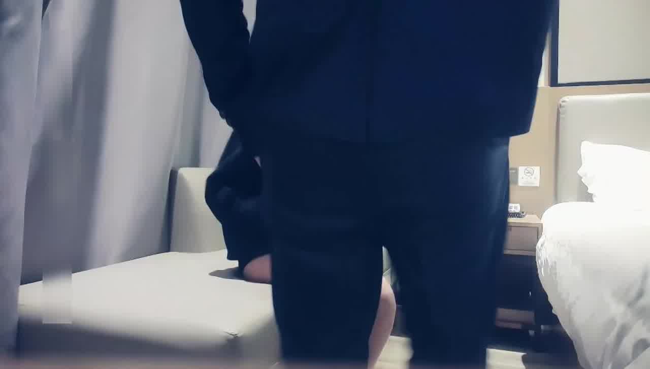  俏丽温柔平面模特，对话淫荡‘哥哥我下面会夹，夹的时候你射特别爽，射我嘴里吧，我吞下去给你看’ 的剧照10