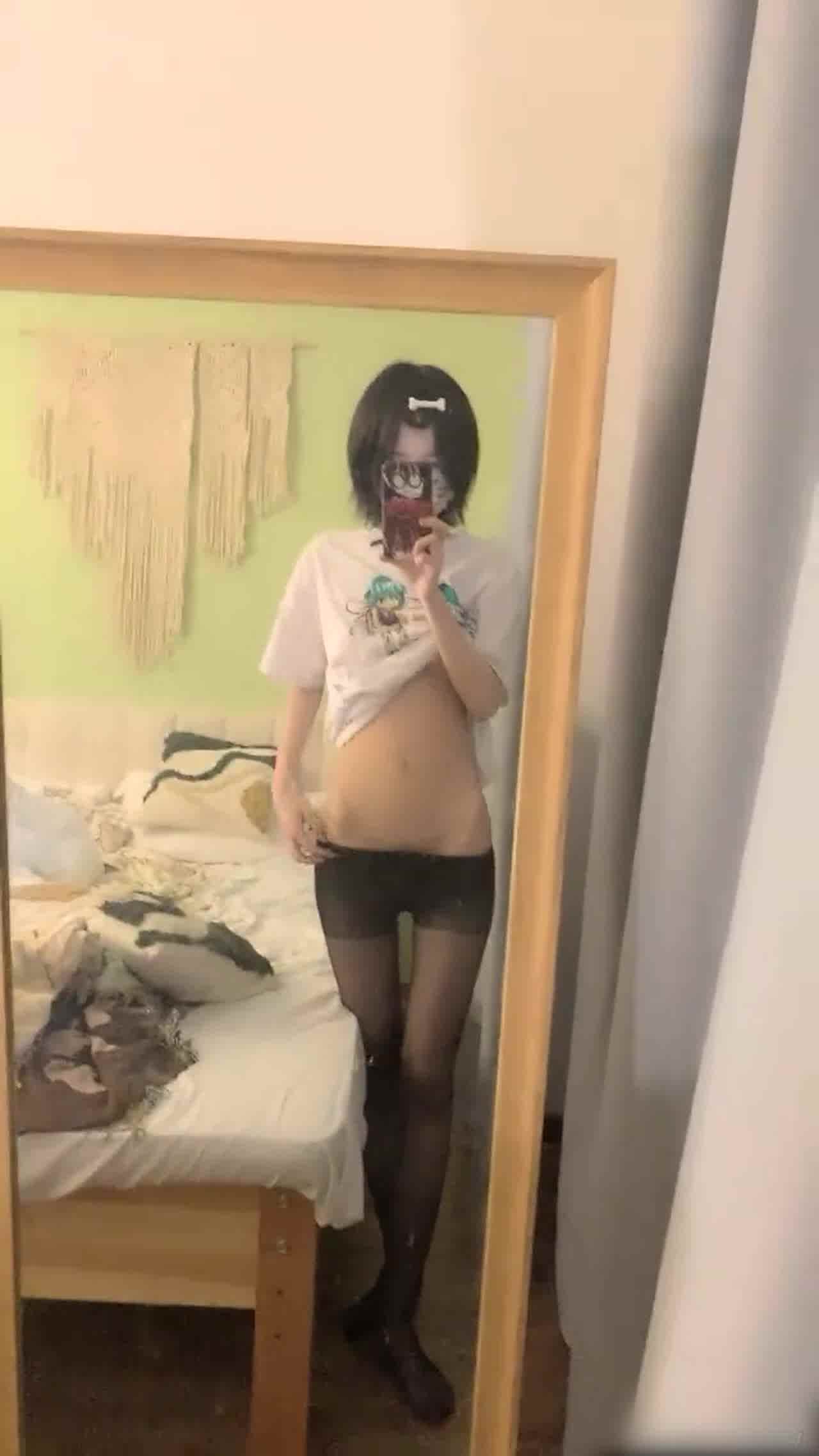  短发美女用自慰棒爽的不要不要 的剧照1