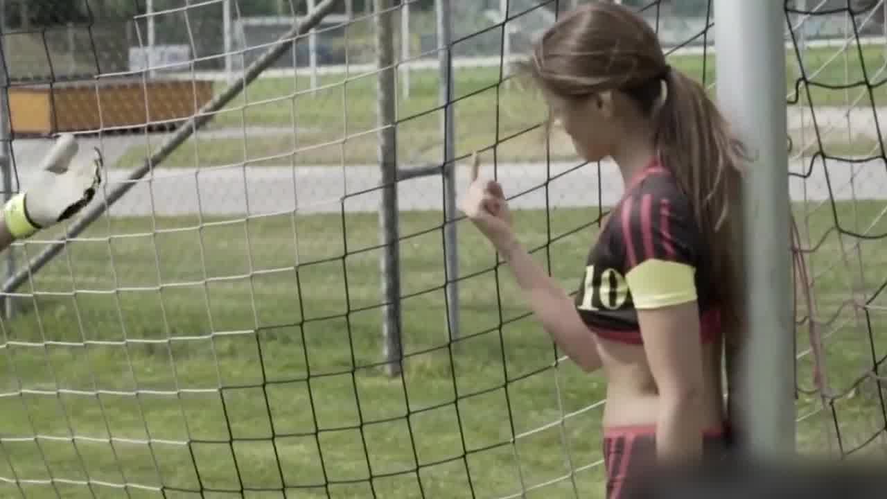  【情色奥运】性感足球宝贝野外性爱2 的剧照9