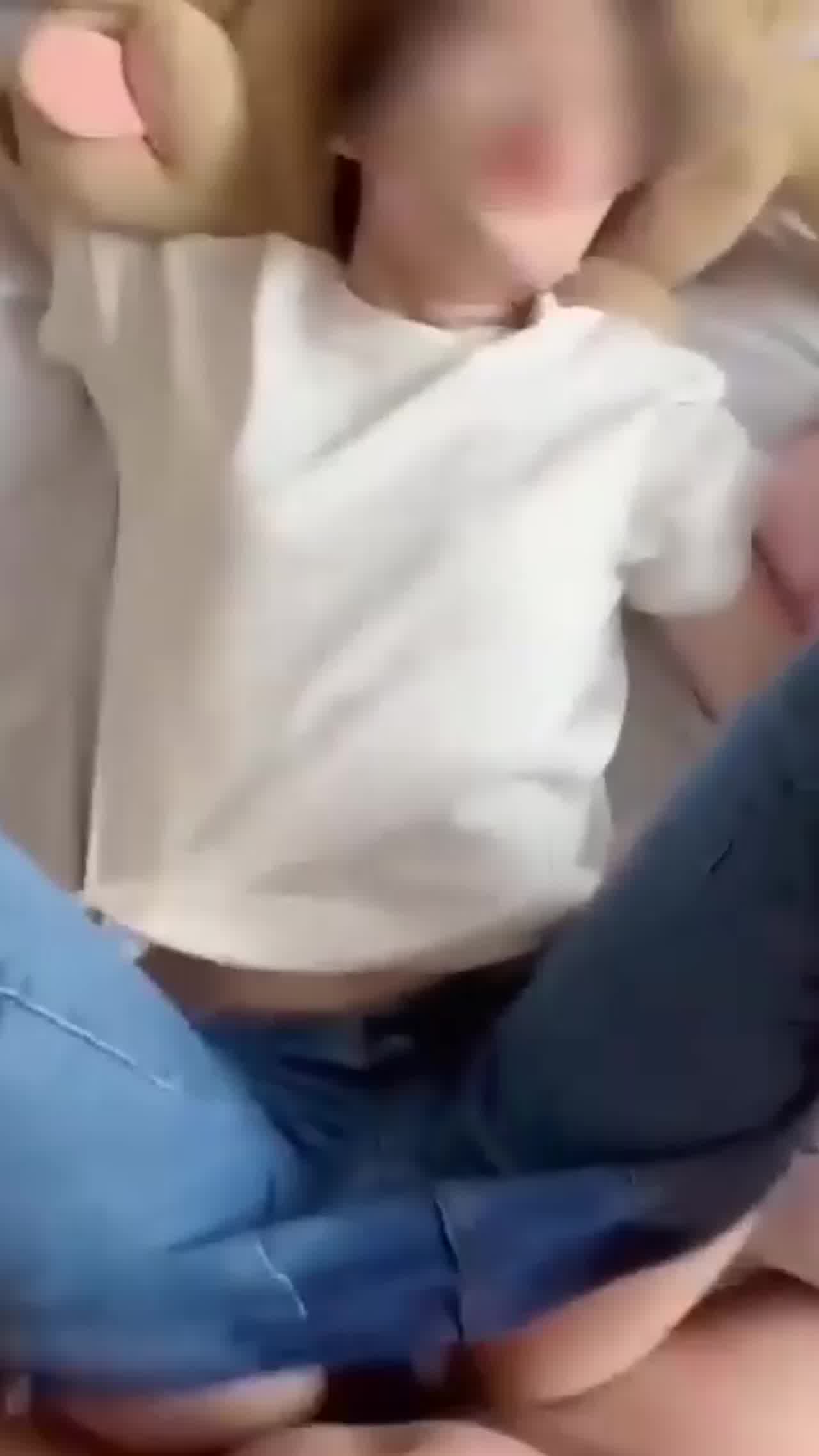  【绿帽人妻】第一次偷情好刺激，裤子脱一半就迫不及待插进去了 的剧照3