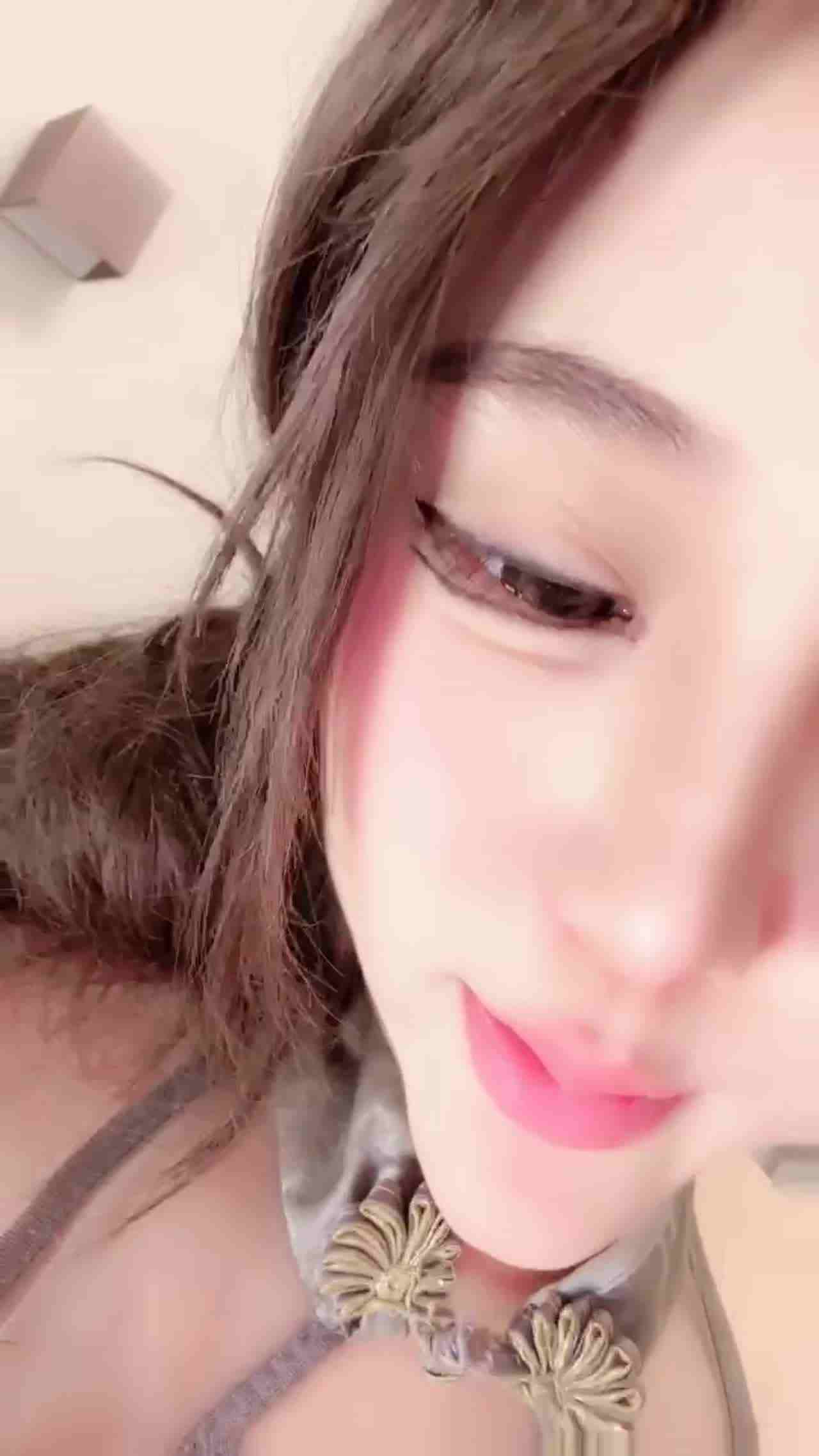  反差女神 然然 自制AV剧情大秀！超涩情~上 的剧照8