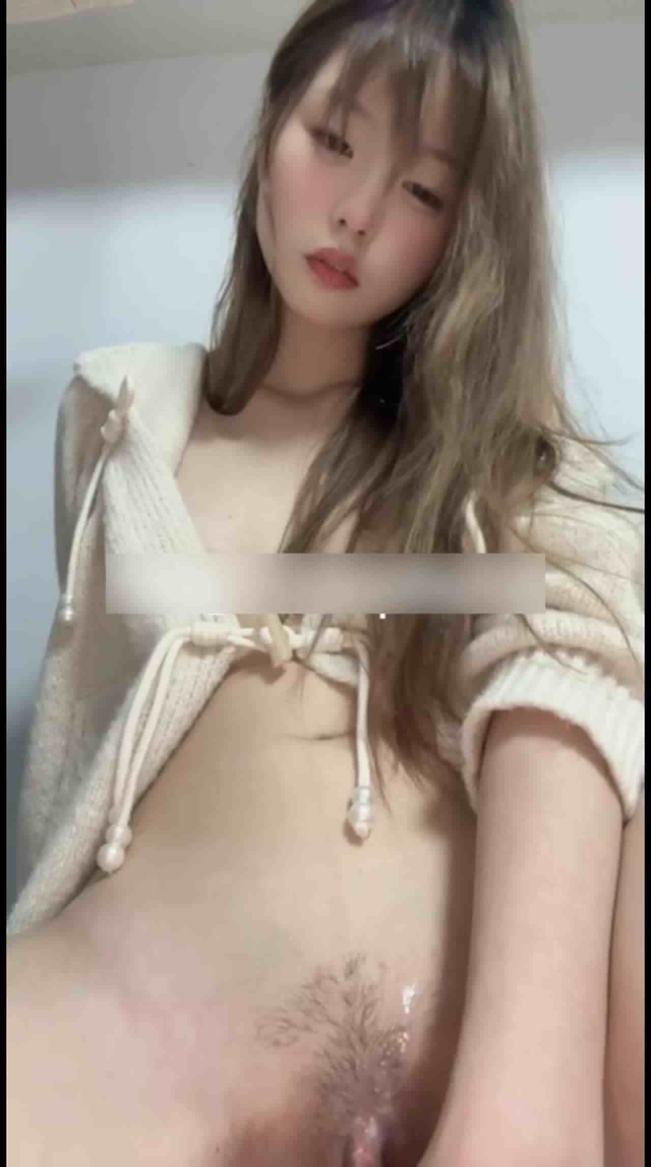  纯欲天花板自购免费版-拍视频前先拿镜子看自己逼，然后用超大异性幻龙骑乘到底，这么长小穴怎么塞进去的 的剧照10