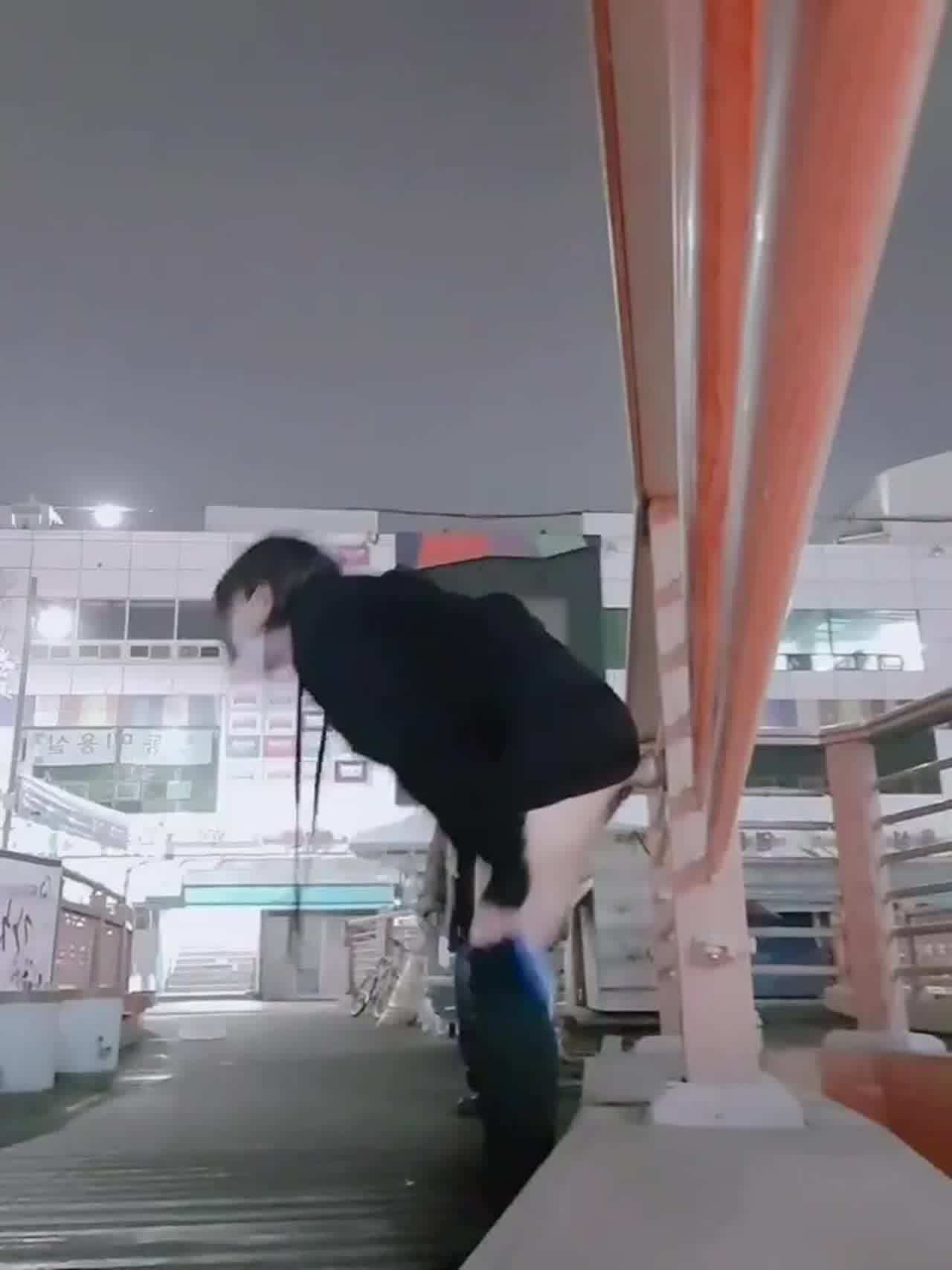  被发现了 韩国小妹野外玩棒 的剧照1