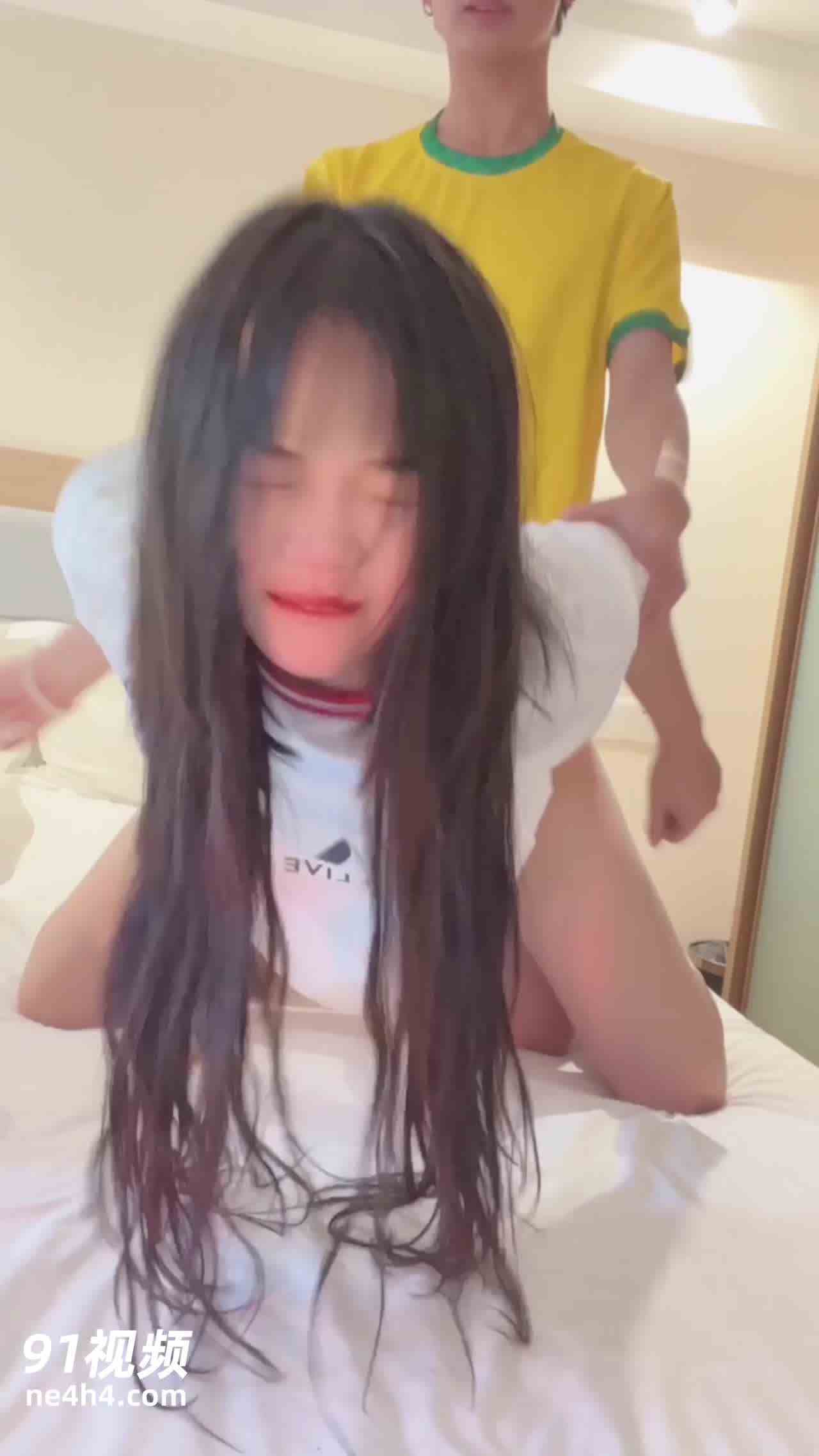  原创完整版 牙牙 约大学同学来家里看球结果喝开了 的剧照10