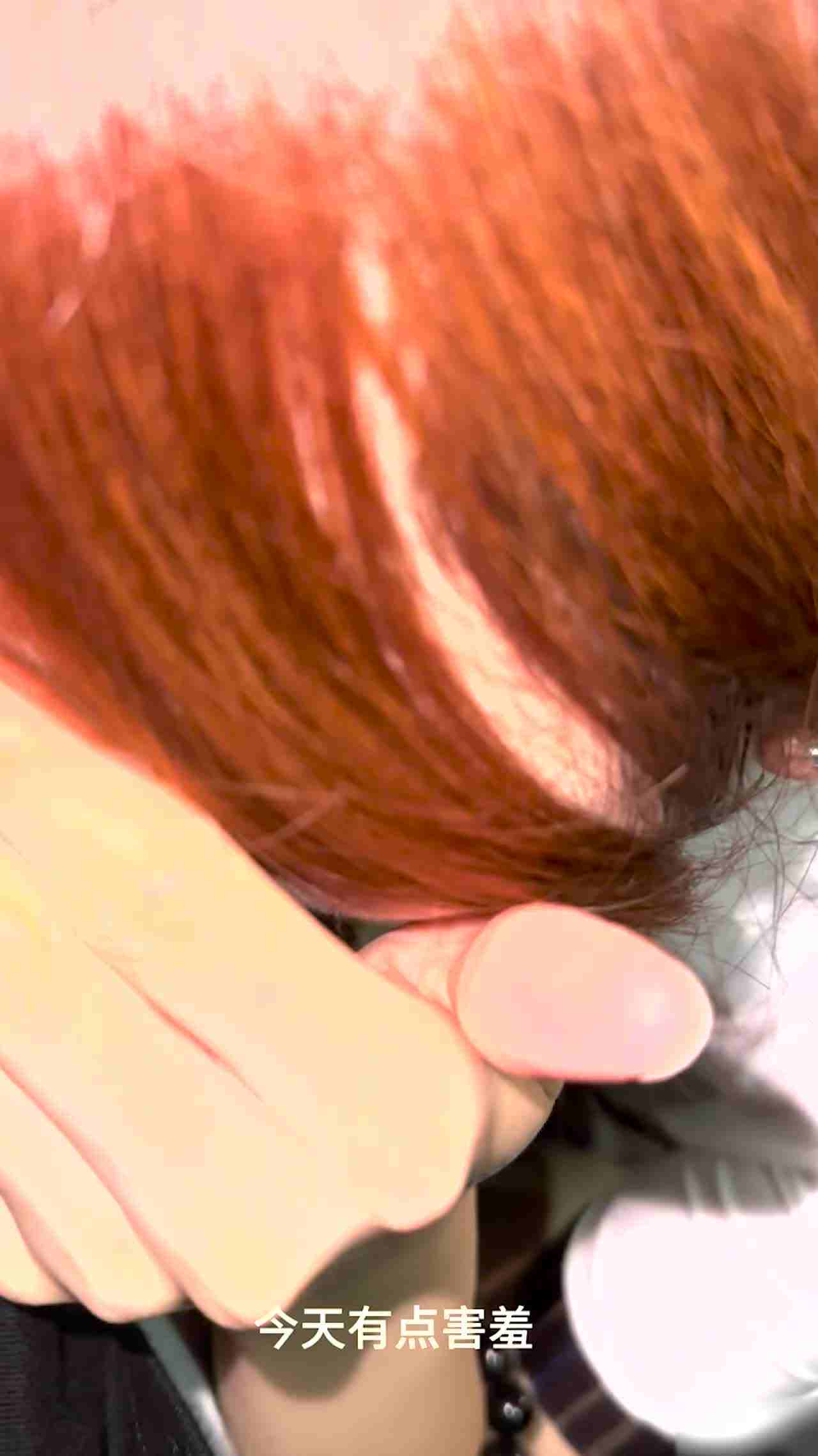  深夜带着老师马路中间露出3P 的剧照1