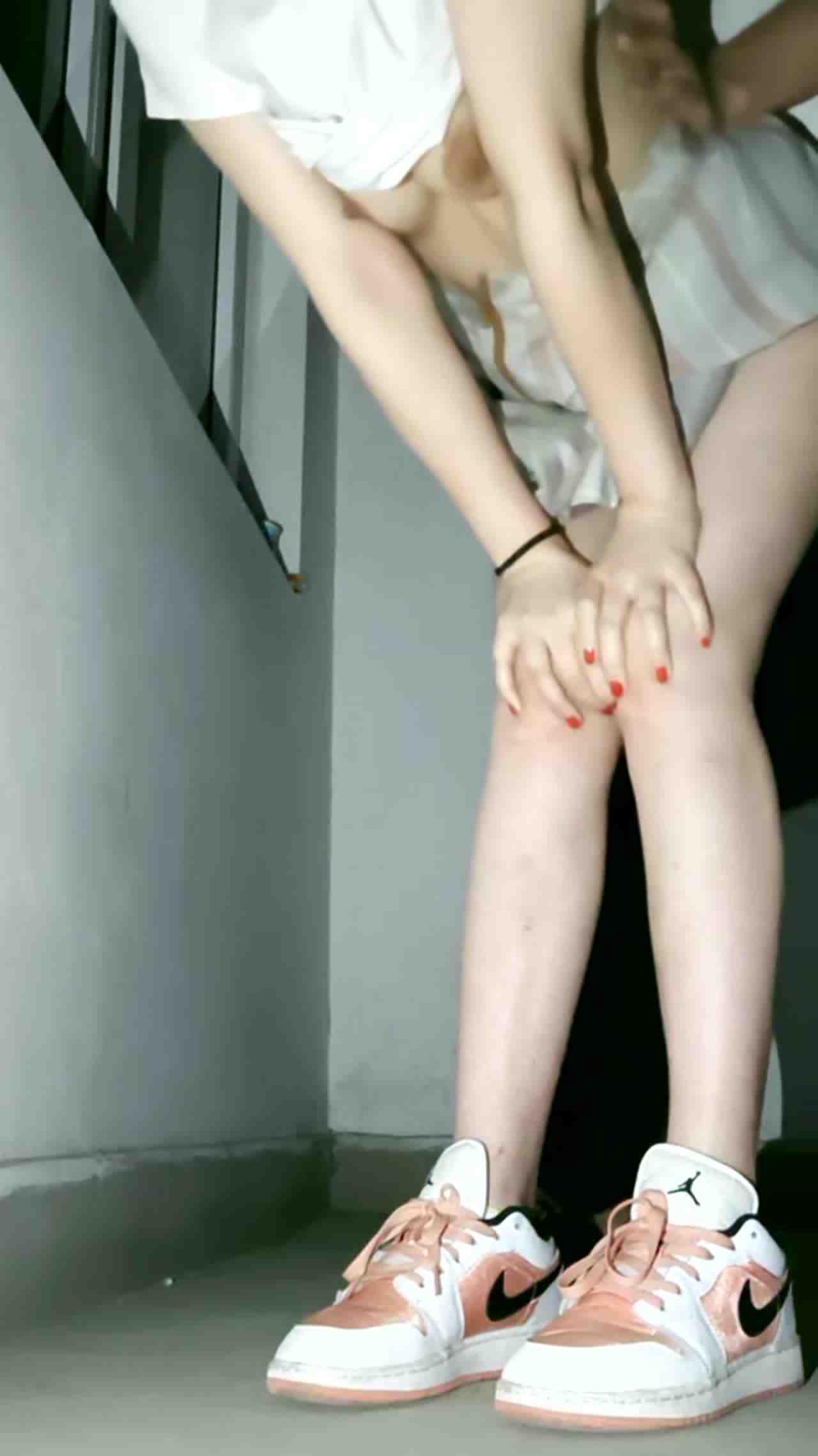  清秀御姐，发骚挑逗男友，楼梯间刺激无套啪啪，清澈眼神下原来这么淫荡 的剧照3