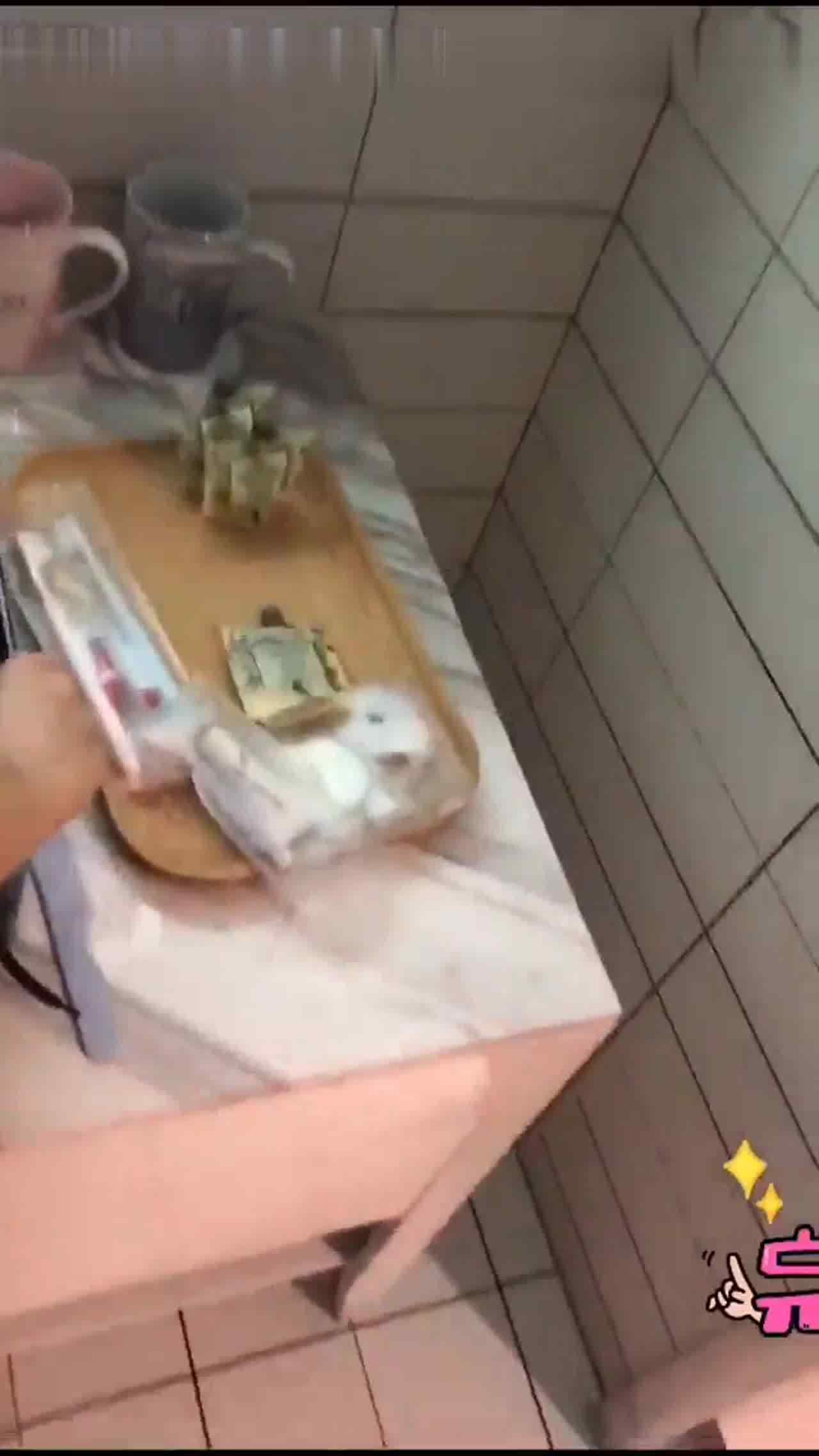  自拍后入极品短发吊钟乳 的剧照8