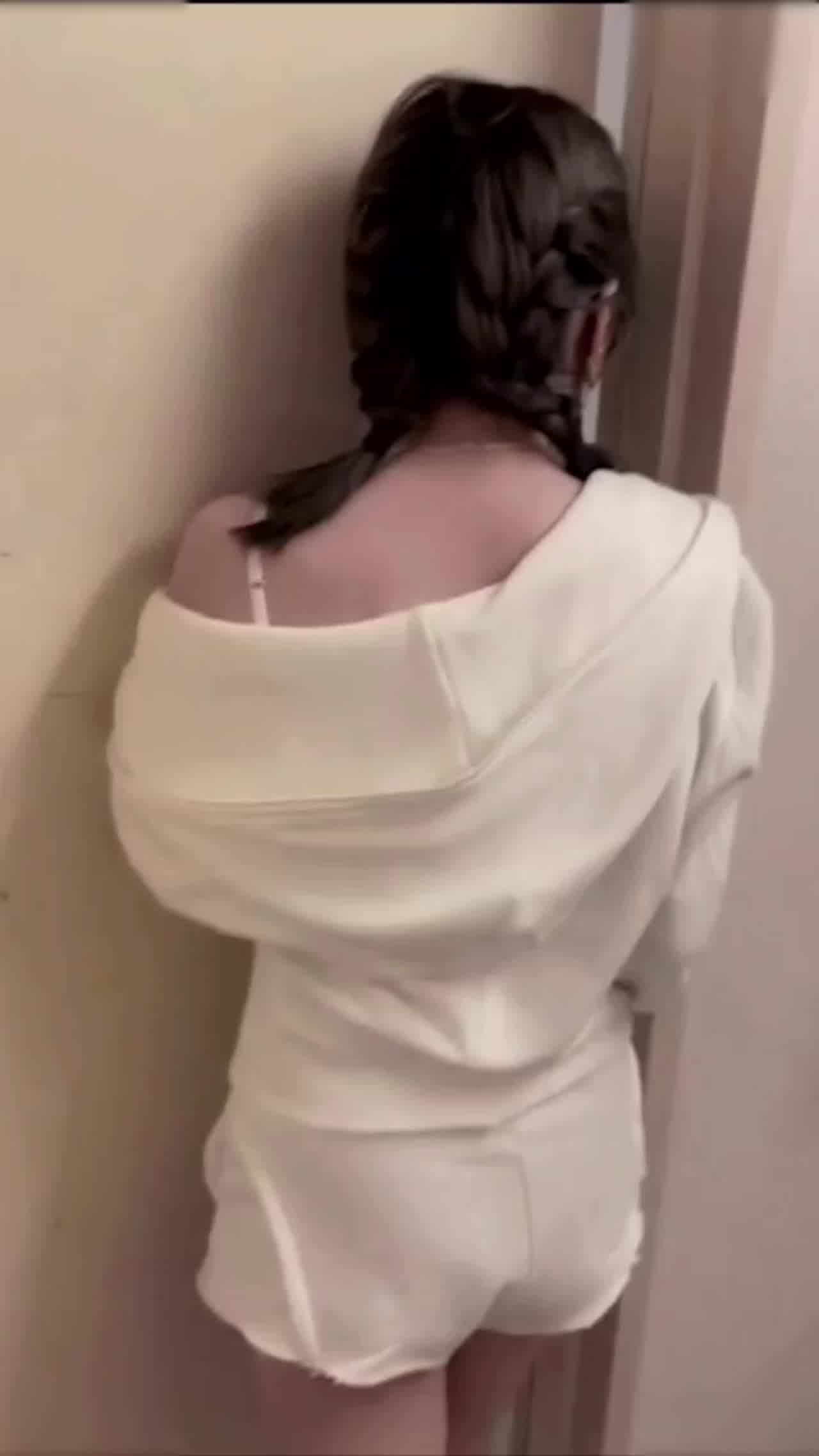  女邻居说带我去楼道看个好东西 的剧照5