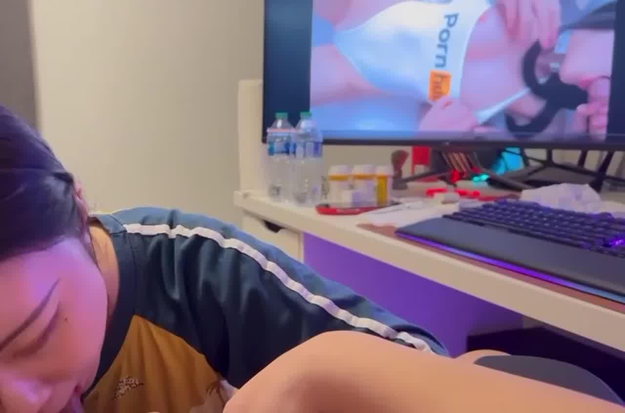  看着av被女友吃鸡吧的快感 的剧照6