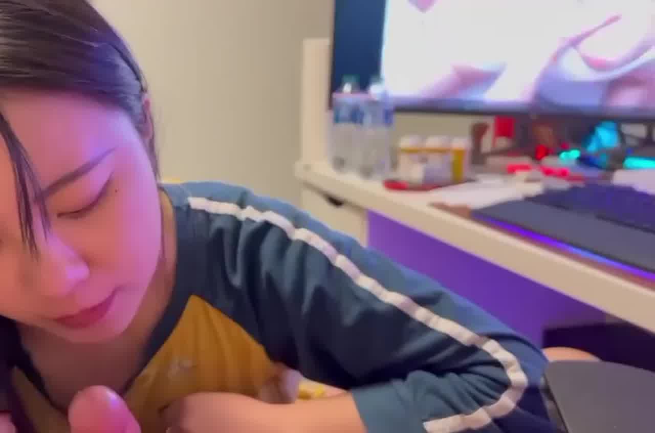  看着av被女友吃鸡吧的快感 的剧照9