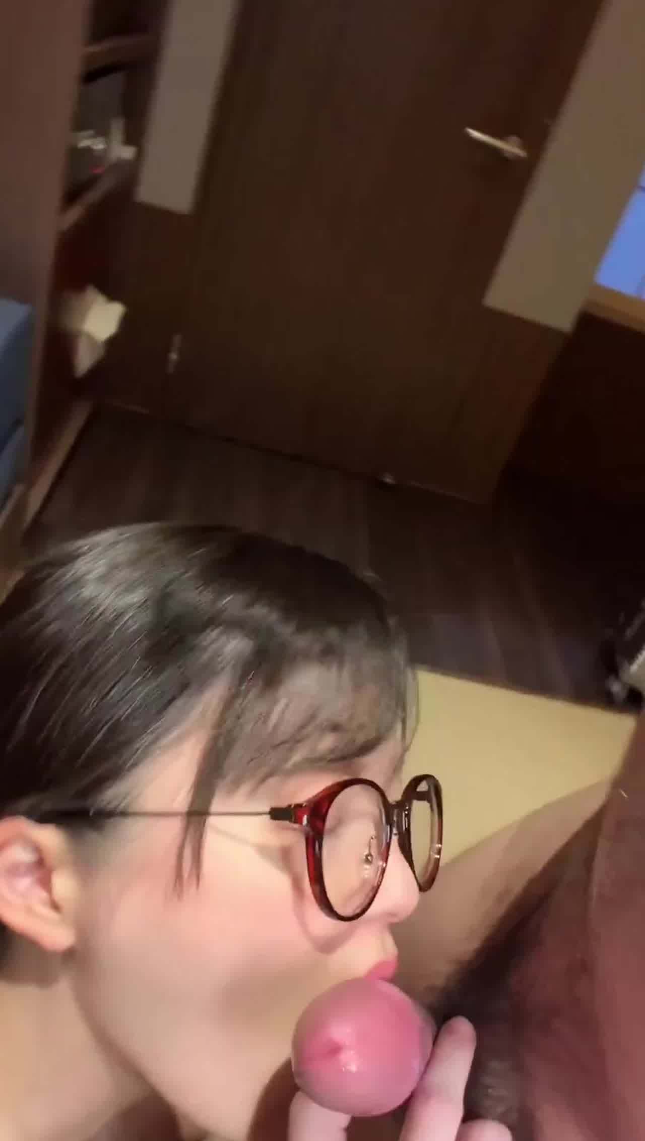  眼镜反差大学母狗 的剧照3