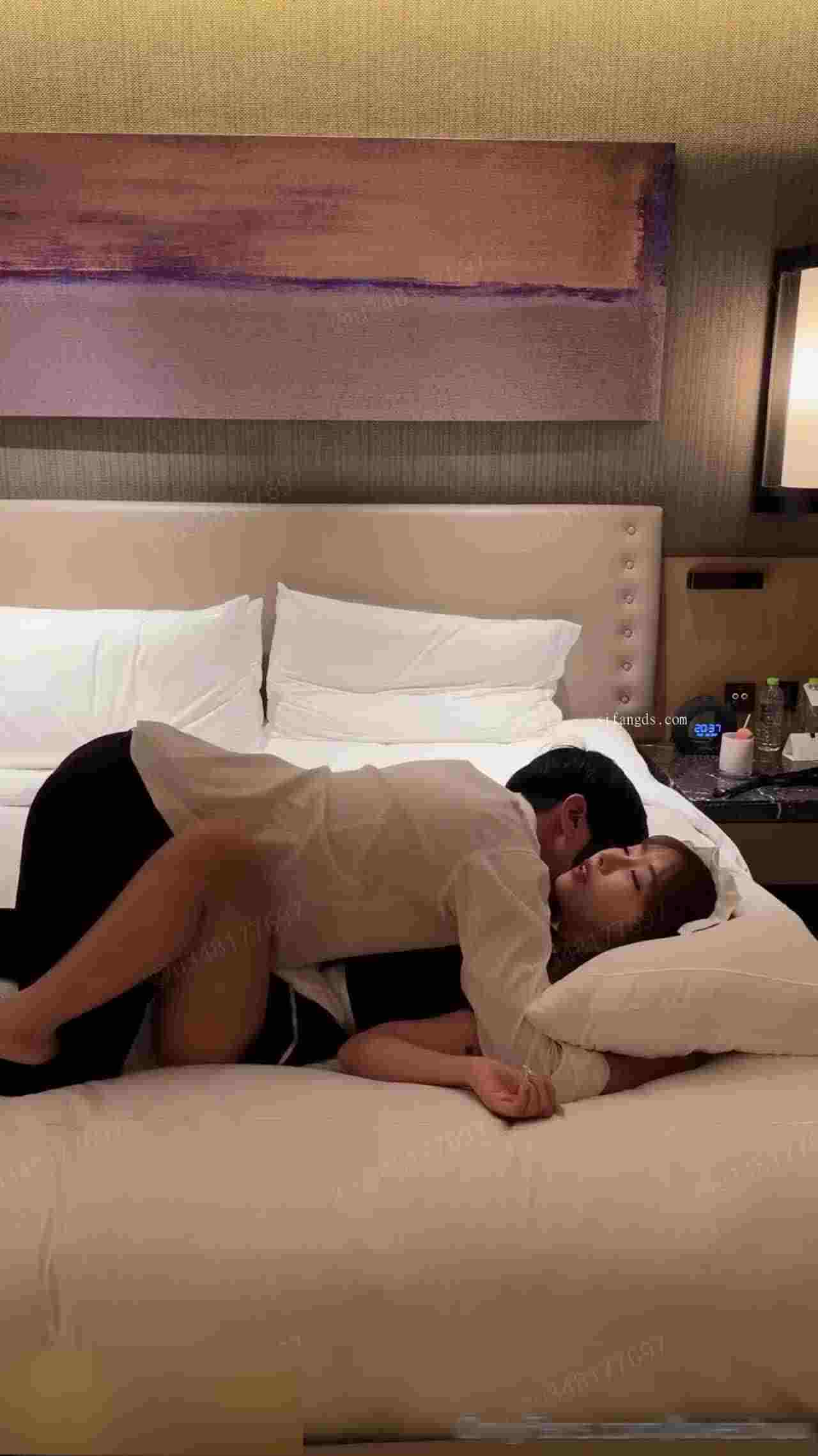  lovechuu 츄츄 超甜美可爱女仆让我操到累透下不了床 的剧照1