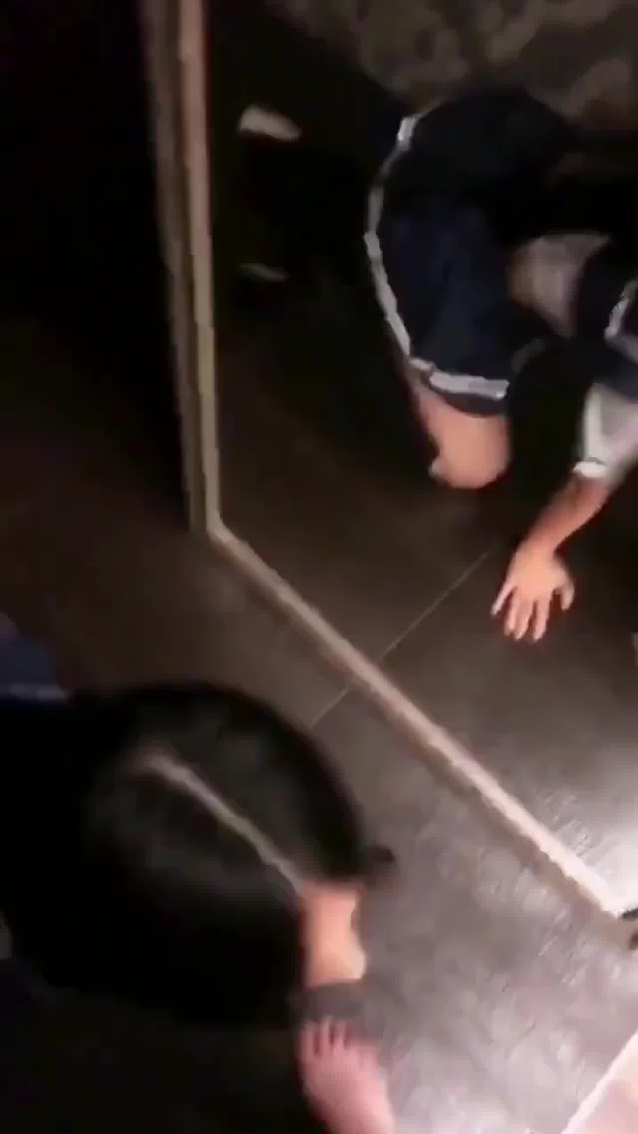  趴着口交制服 的剧照4