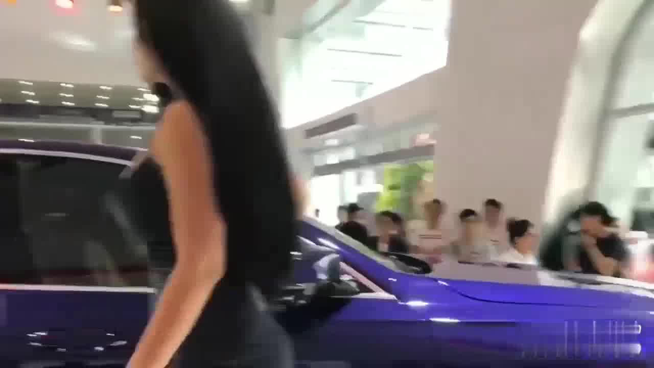  火辣车模 在车前搔首弄姿时不小心露两点 的剧照3