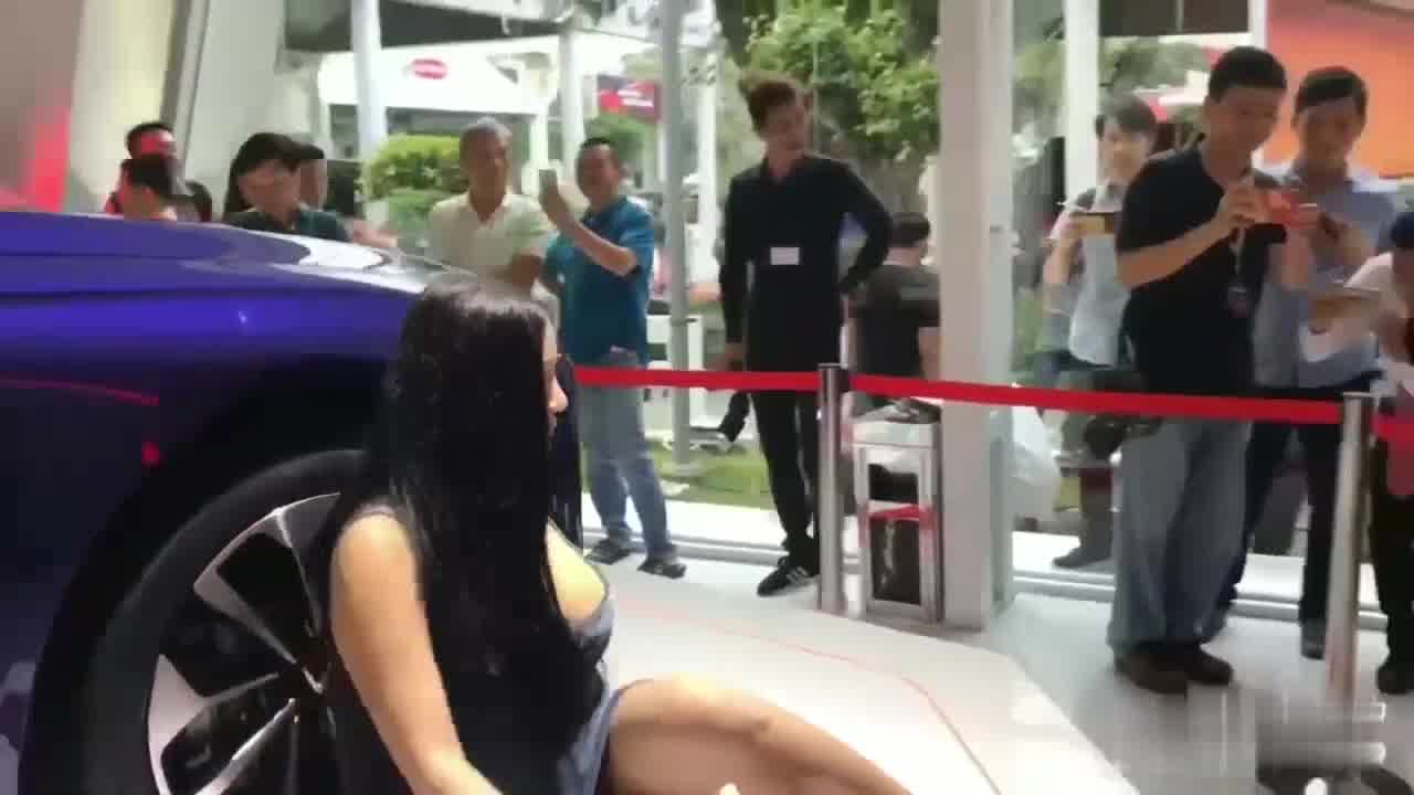  火辣车模 在车前搔首弄姿时不小心露两点 的剧照6