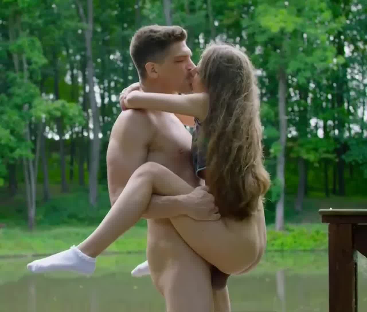  巨棒男奋力捅进软妹纸的逼 的剧照7