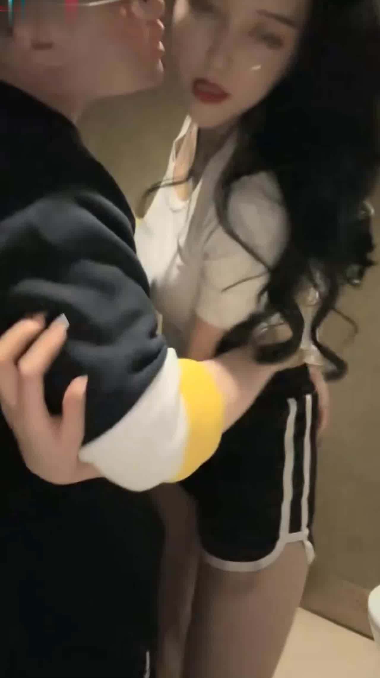  卫生间玩弄人气，大哥真幸福 的剧照4