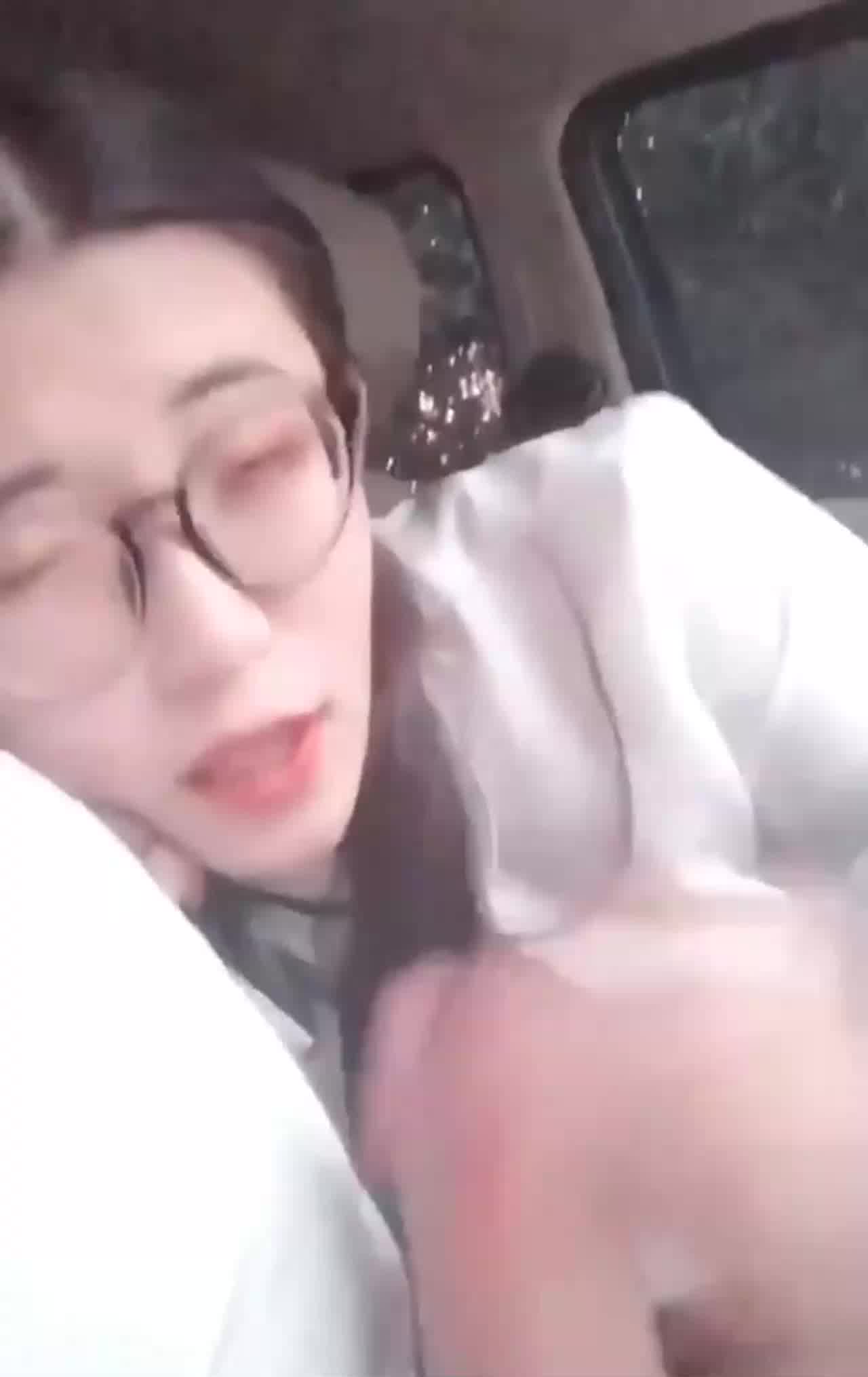  今天车内给小哥哥口交的很刺激哦 的剧照4