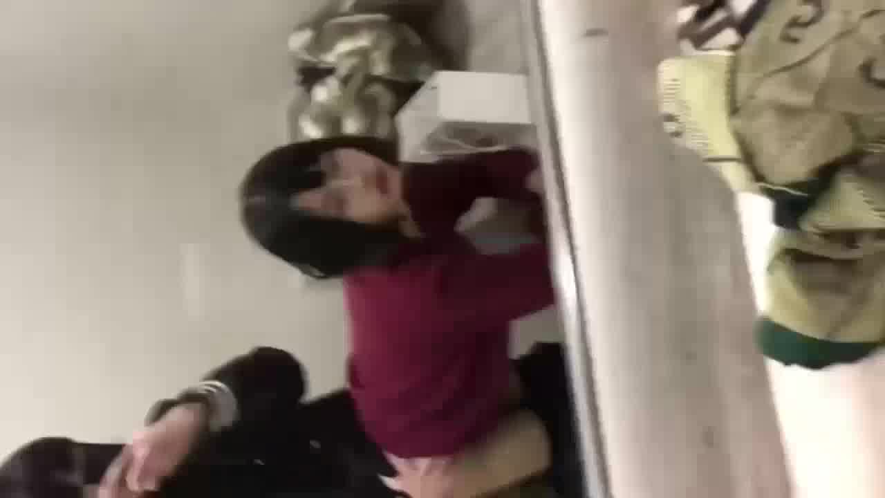  对着镜子后入狂插漂亮女友，让她自己看看自己屈服的样子 的剧照6