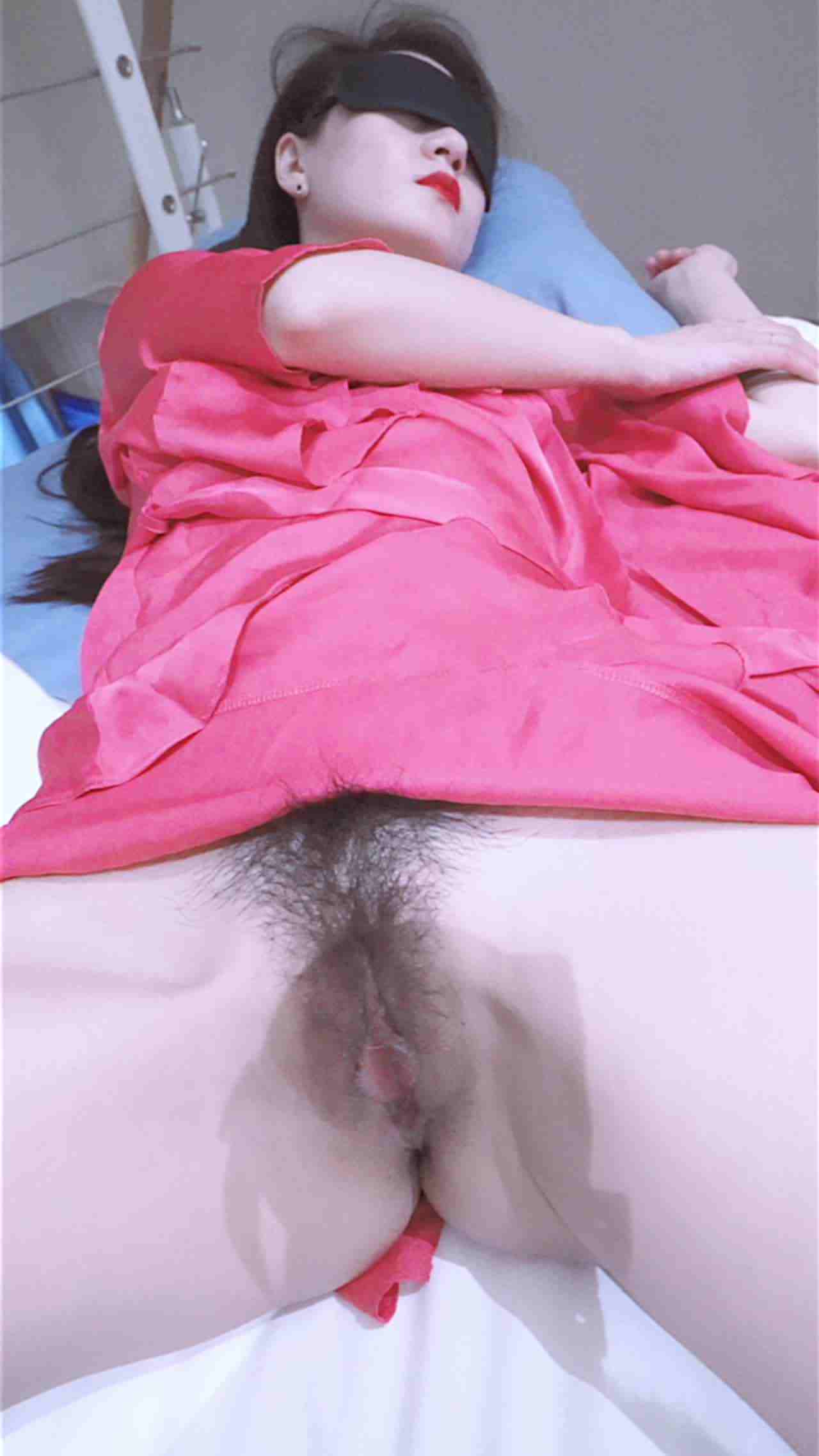  蒙眼红色睡衣 的剧照3