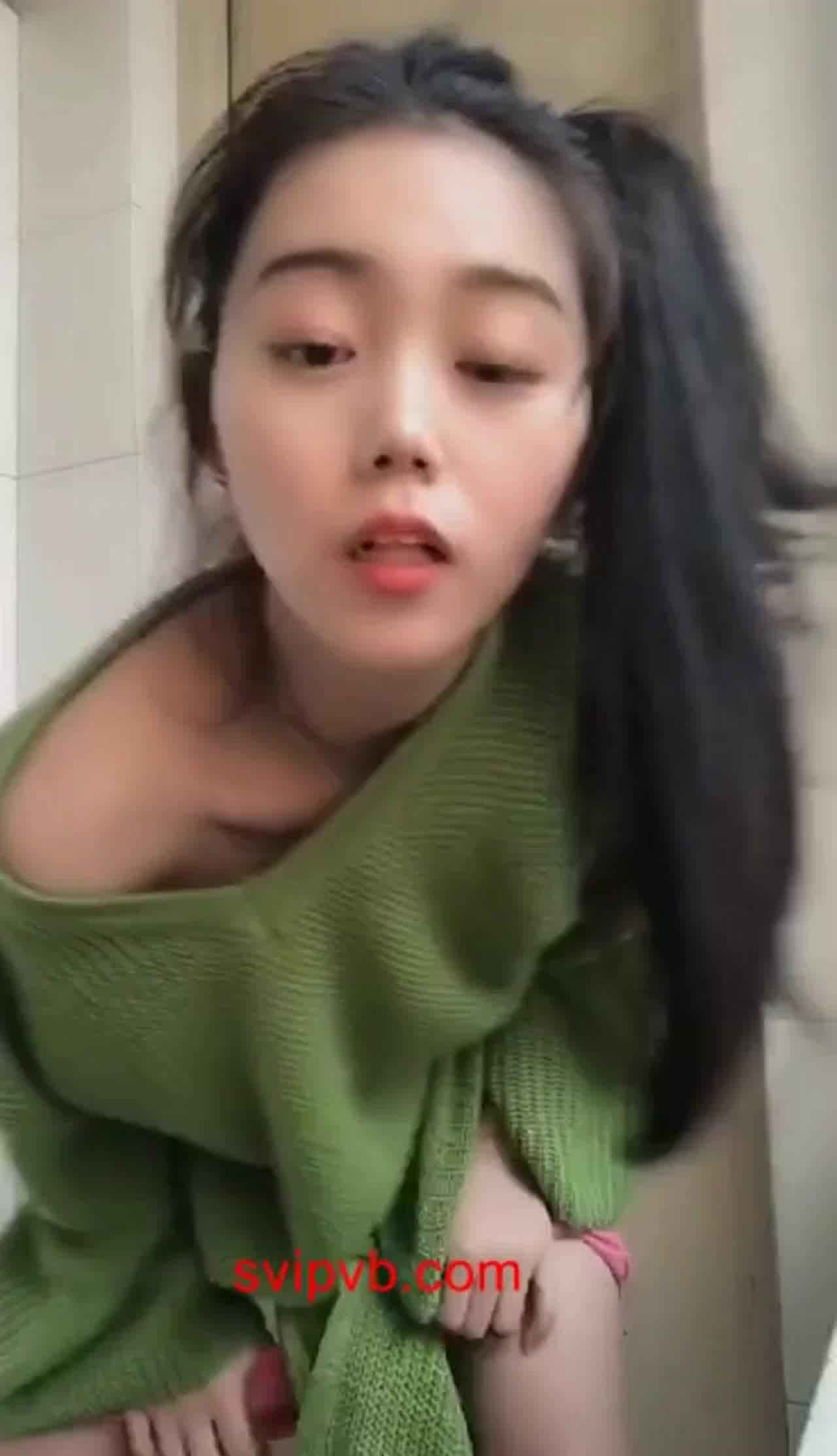  妹妹在厕所展现好身材 的剧照1