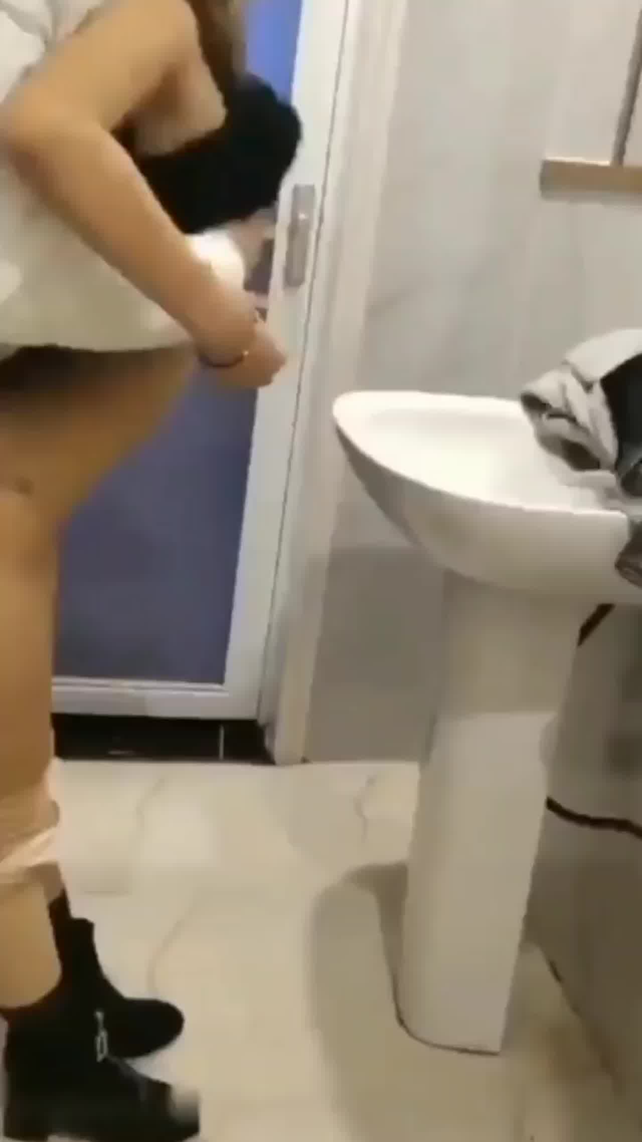  小姑娘公用厕所一挑一 的剧照2