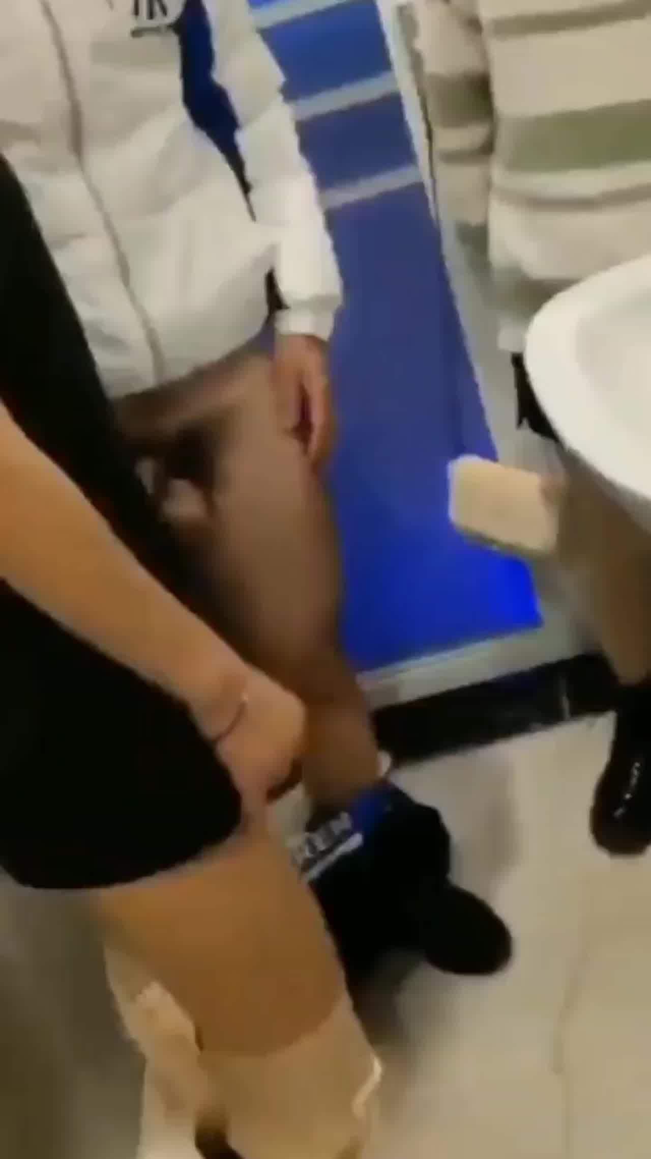  小姑娘公用厕所一挑一 的剧照6