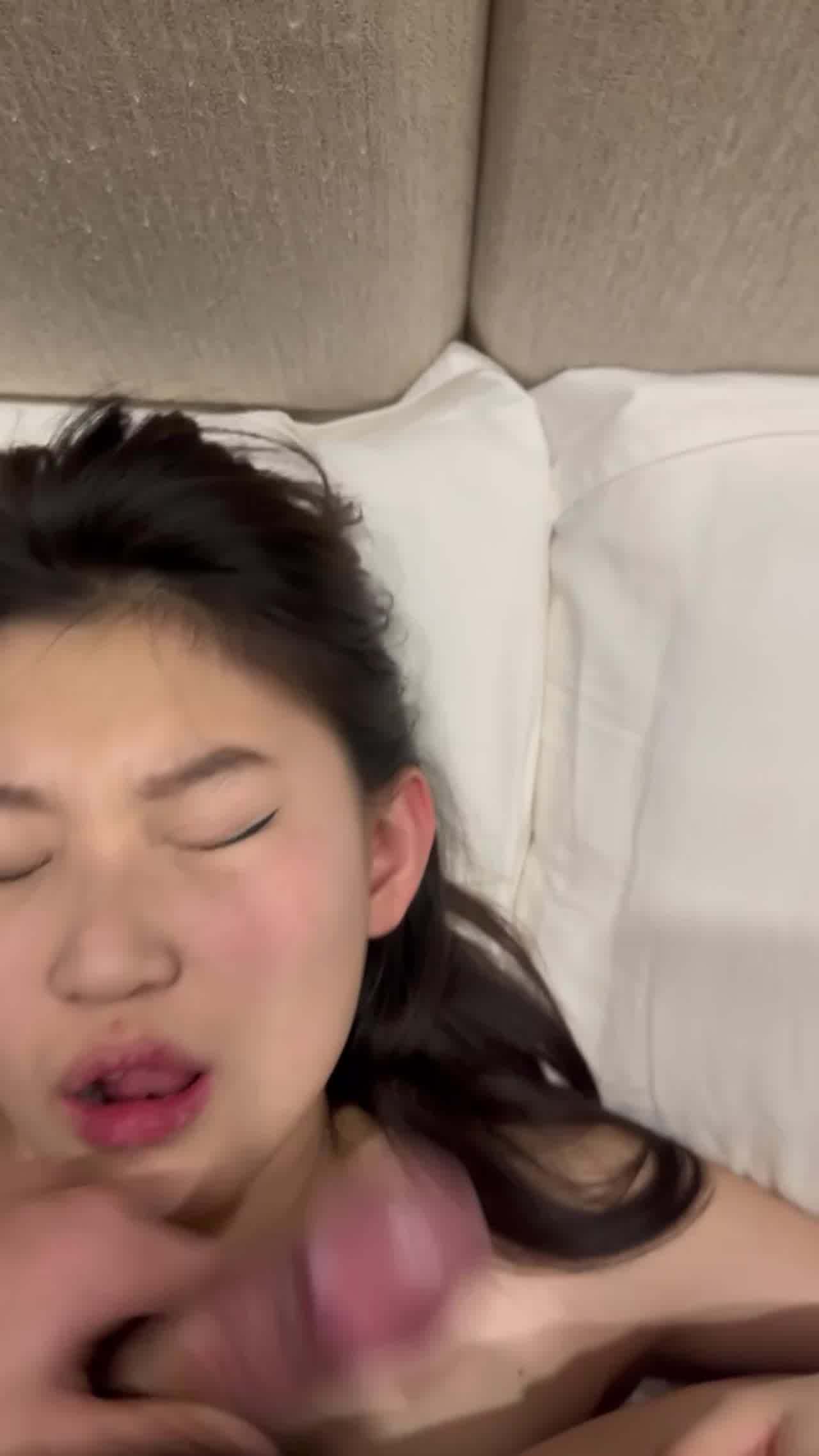  极品反差女大生 到他家肆意完对脸自拍 的剧照1