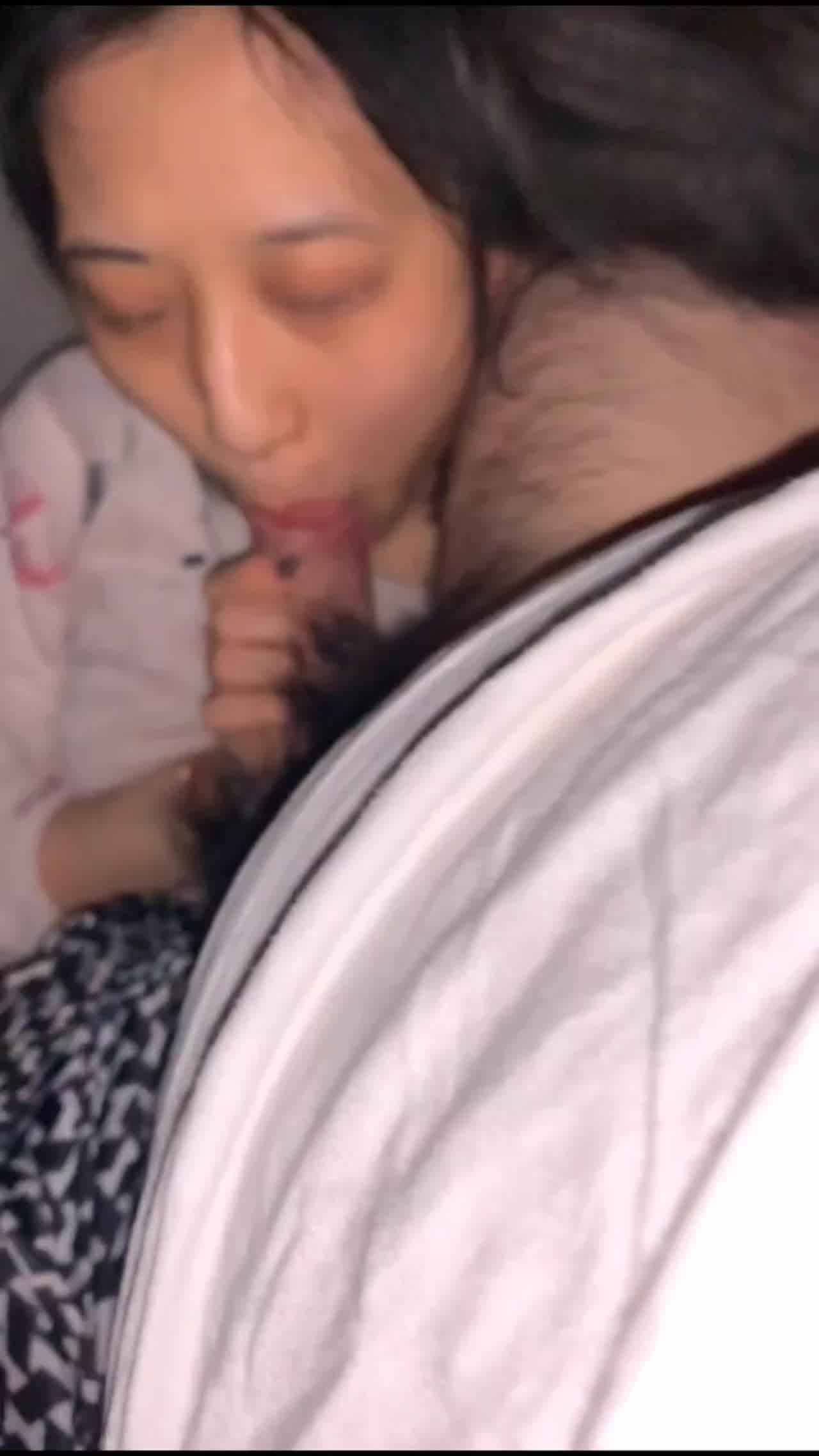  调教学生妹第一次口交就含住不放 的剧照5