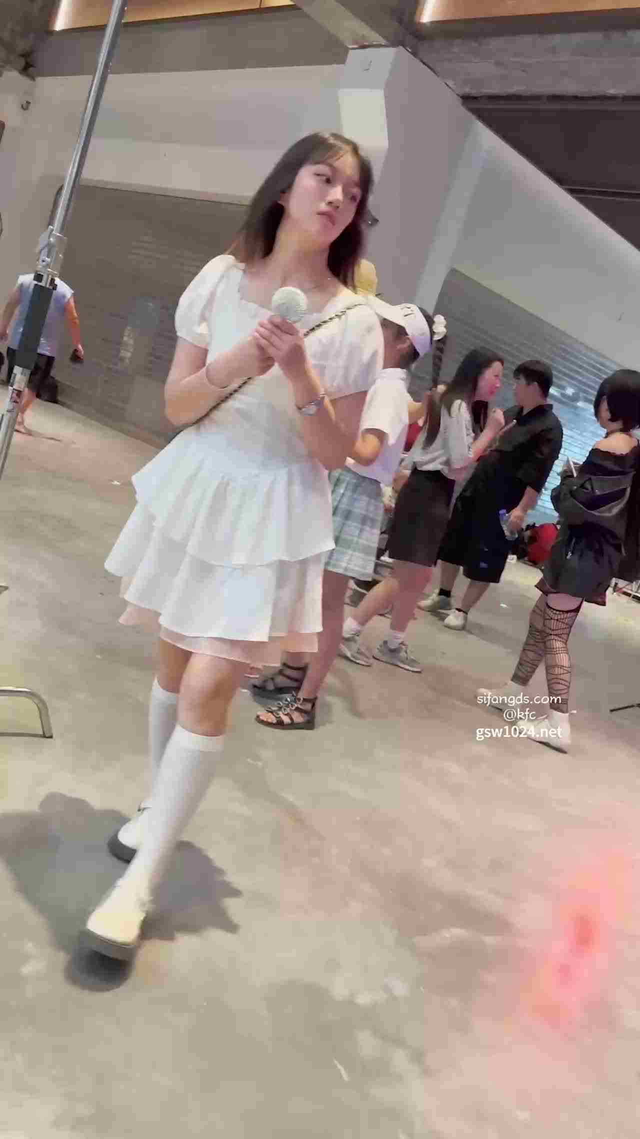  抄底偷拍街拍清纯可爱女萝莉 的剧照10