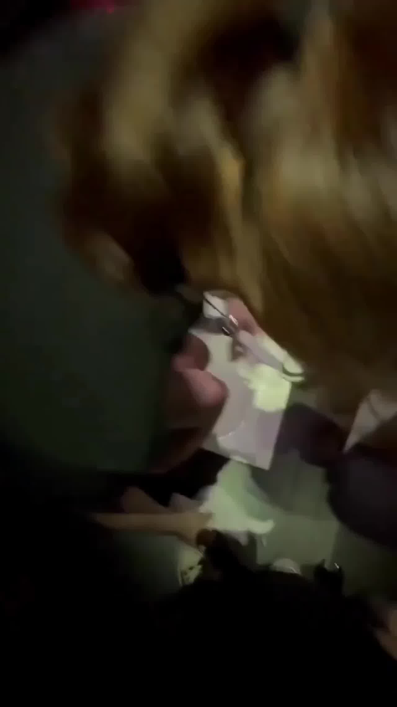  小母狗终究就是小母狗，只能站着尿尿 的剧照3