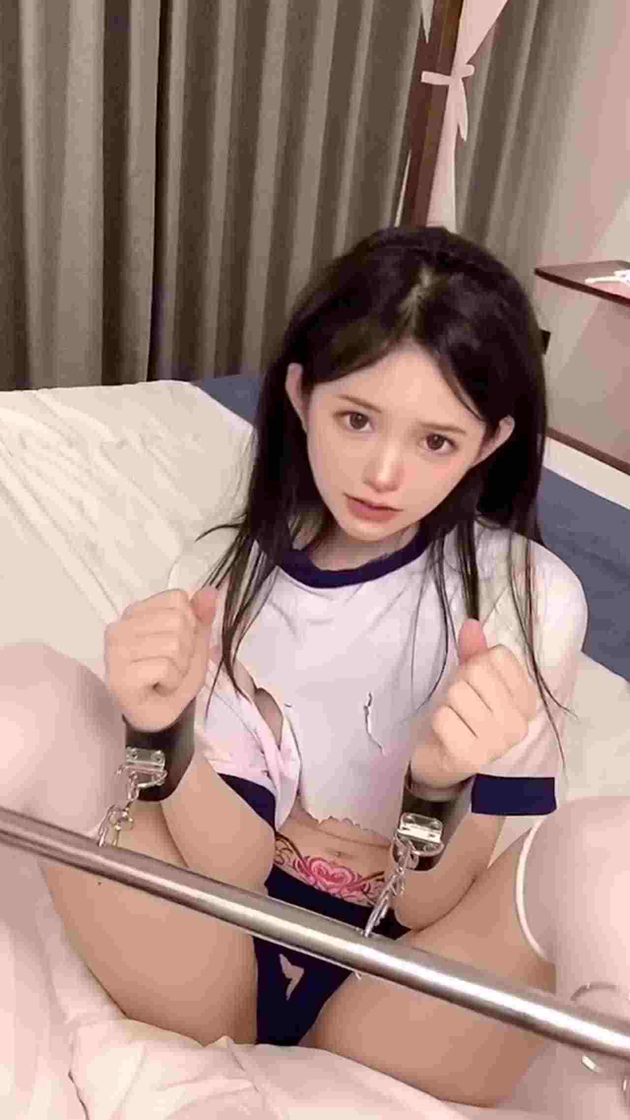  【网红黑料】昔日萝莉女神网红翻车_给榜一大哥的福利视频被流出 的剧照1