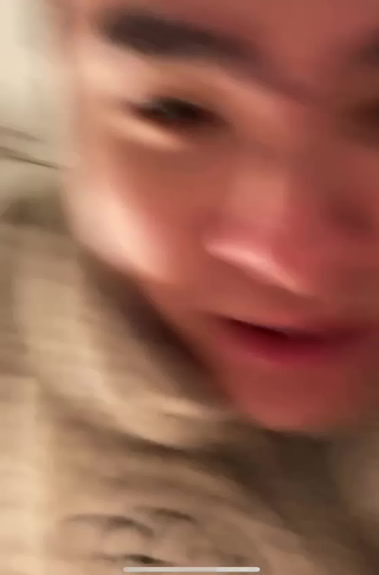  纯情少女被操的可怜表情真惹人爱 的剧照8