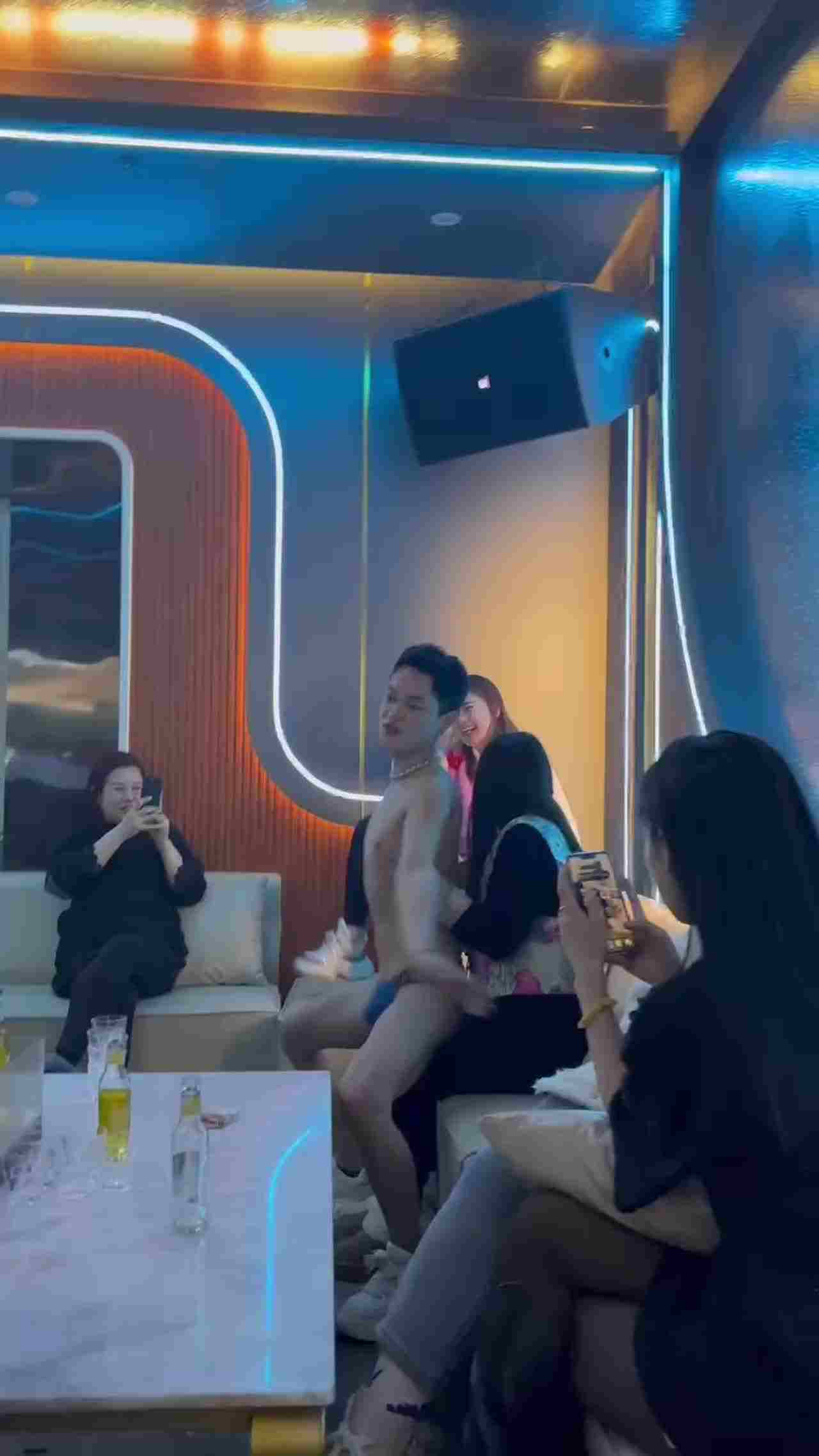  鸭子裸舞勾引富婆打赏 的剧照4