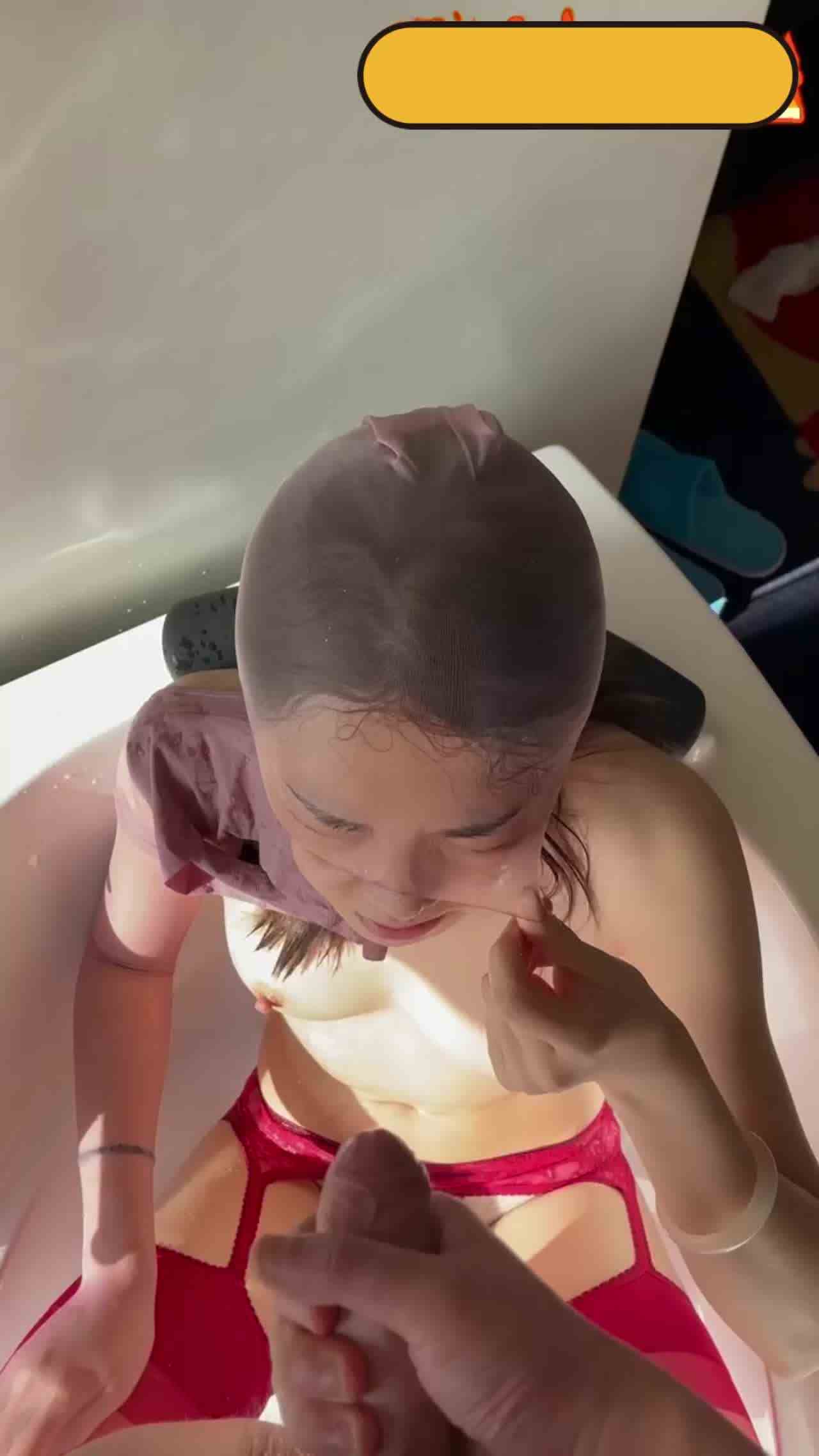  主人赏赐圣水小母狗张嘴接着 的剧照5