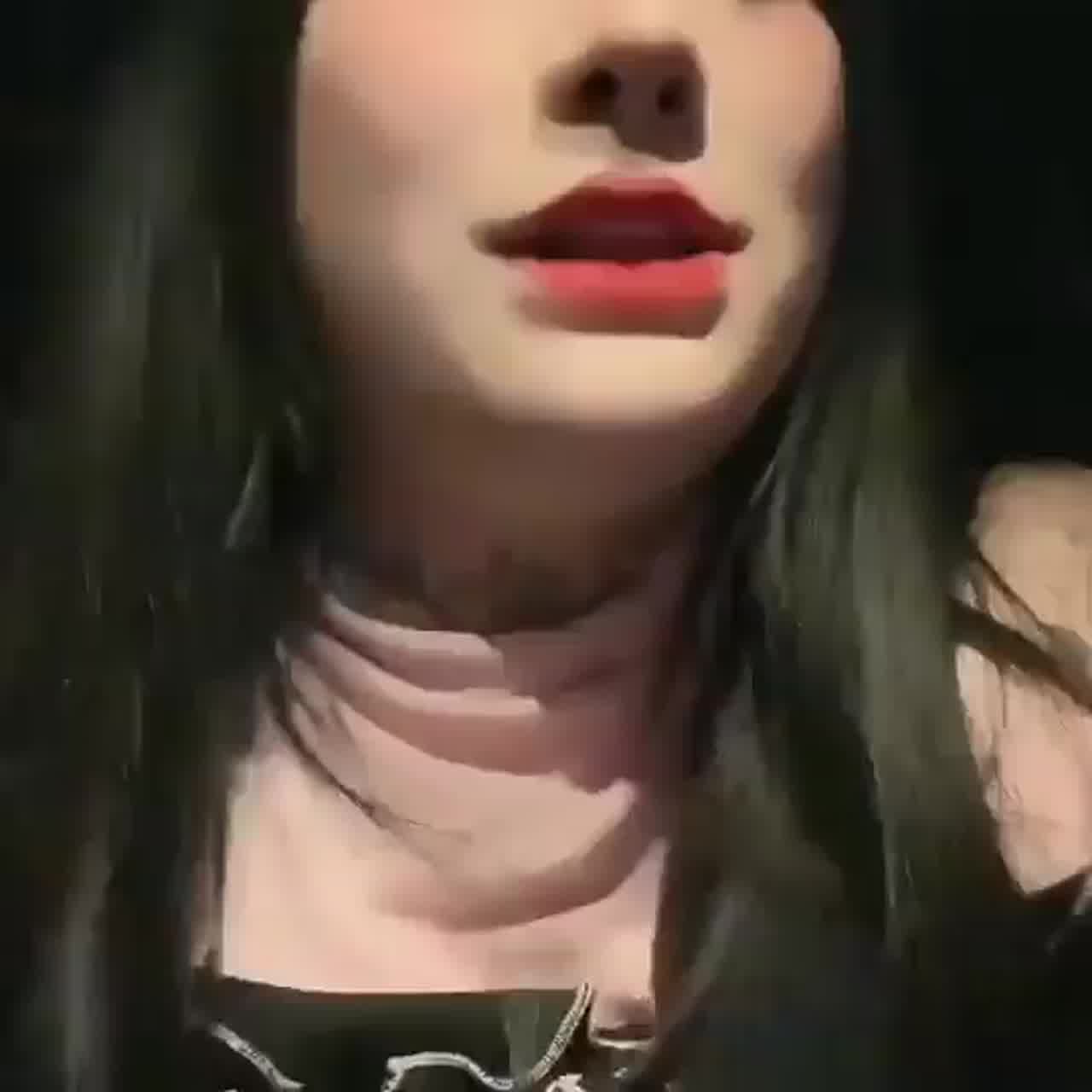  豪乳骚妹在车上摸奶，骚话不断 的剧照5