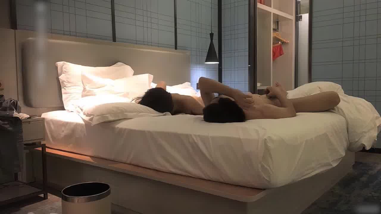  文轩探花深夜场高颜值美胸大长腿嗲妹子，口交舔弄上位骑乘侧入抽插猛操 的剧照1