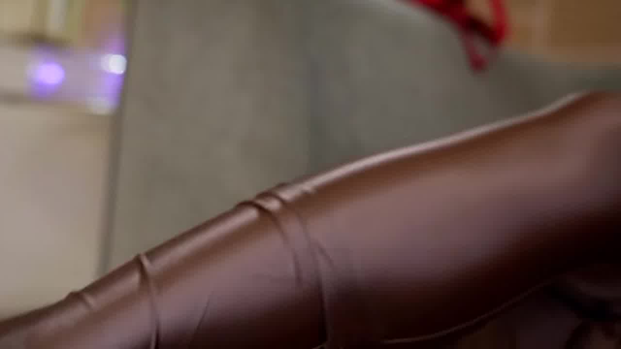  美女高清紧身衣挠养养，这算情趣还是地狱 的剧照8