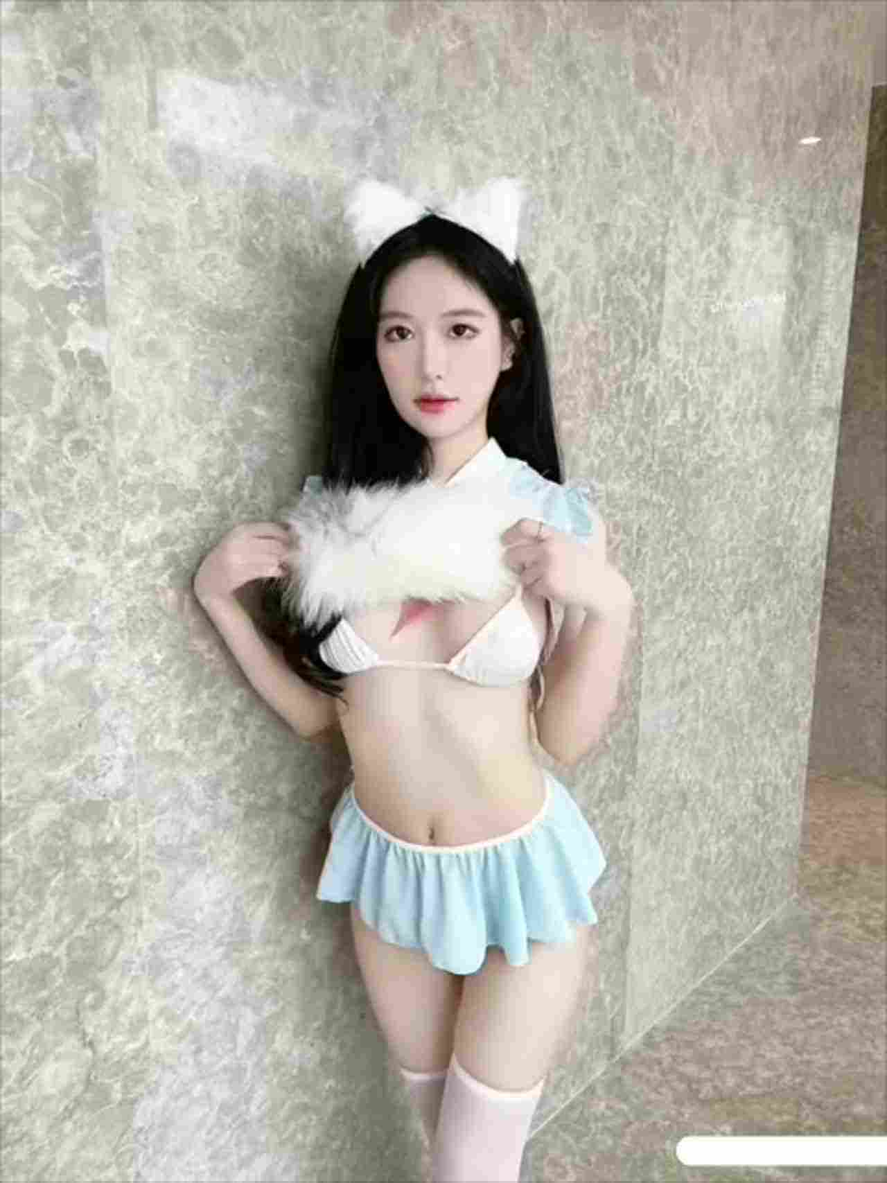  高颜值好身材长发超短裙自插肛塞 的剧照3