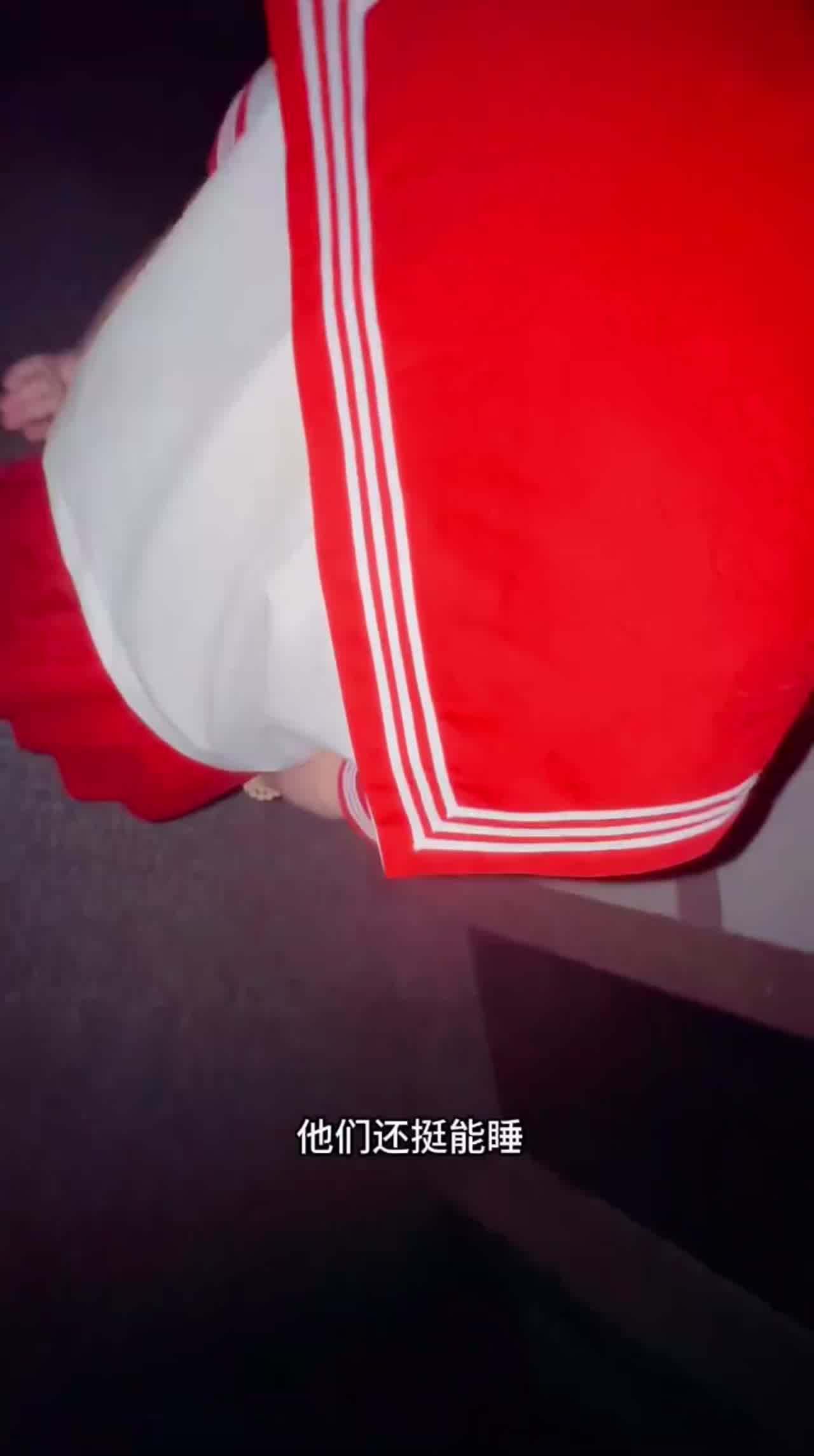  【这么大叫声顶楼听不见吗？】半夜去女友家天台野战，钱也省了逼也操了，还去女友门口接她上天台，胆子真大 的剧照5