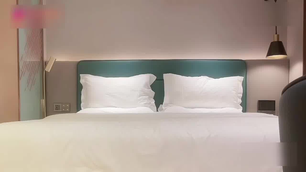  顶级反差御姐，乖巧听话，床上骚话不断‘用力点，小骚逼受不了了’淫声荡语不断，太有感觉了！ 的剧照3